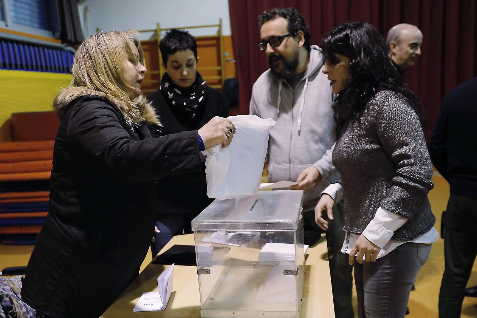 La jornada electoral en Cataluña, en imágenes