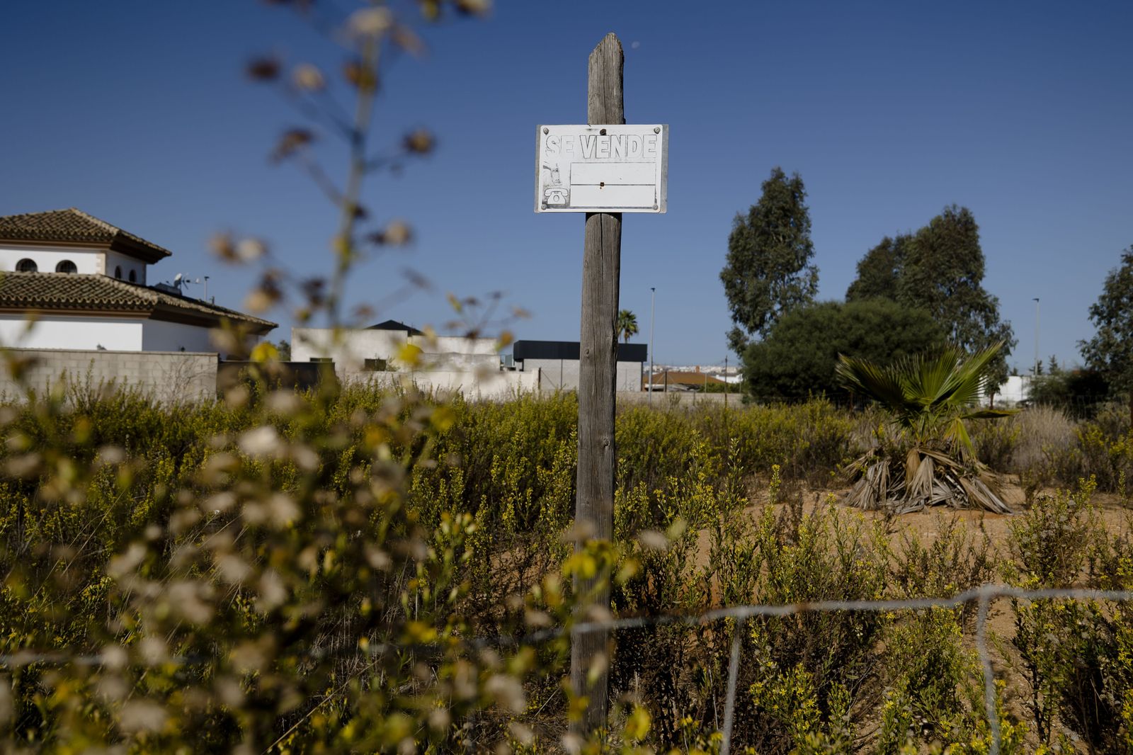 Una parcela en venta en el entorno del Pinar de los Franceses, una de las zonas afectadas por la caída del PGOU.
