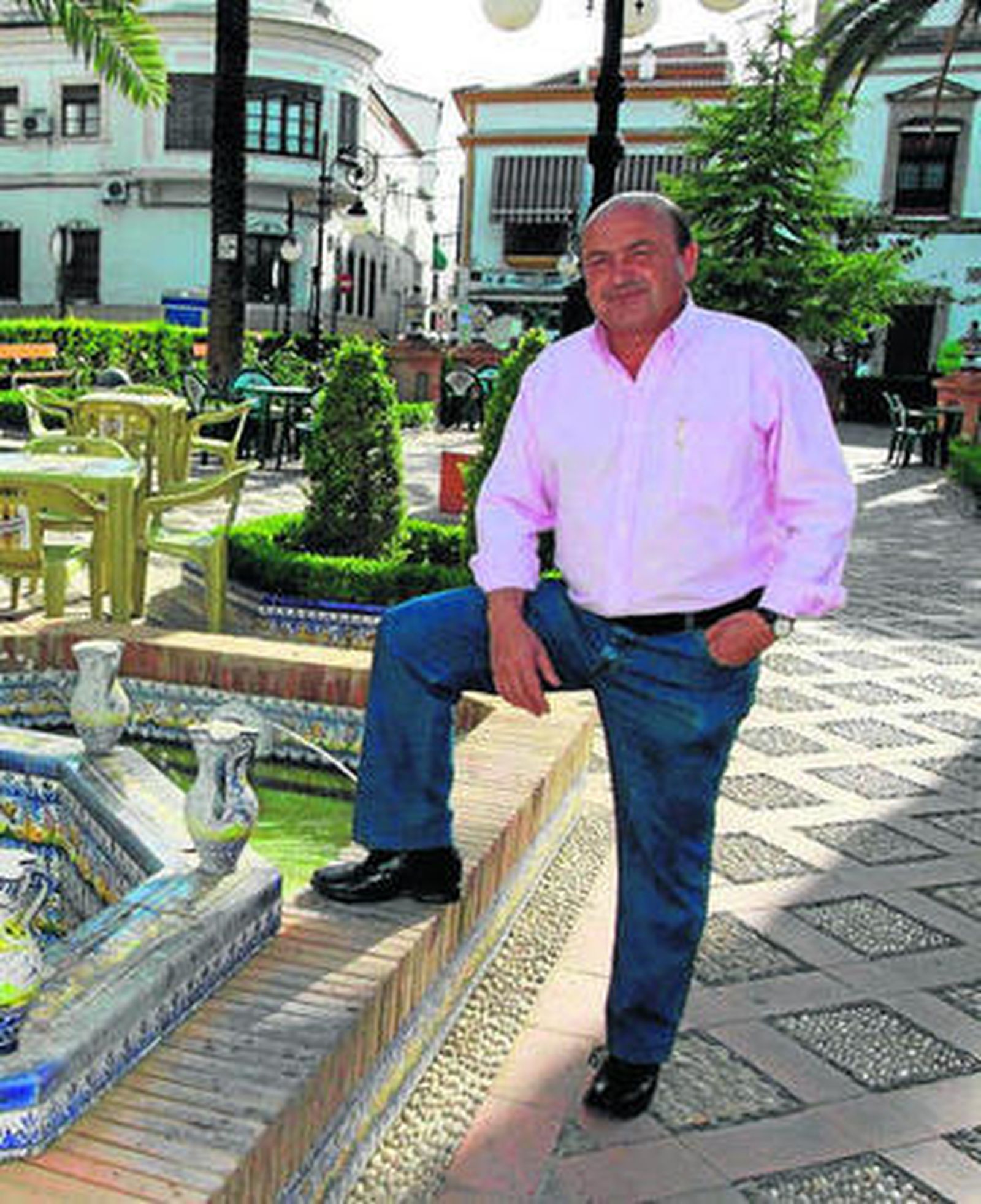 Juan Jiménez Campos en la plaza del Ayuntamiento.