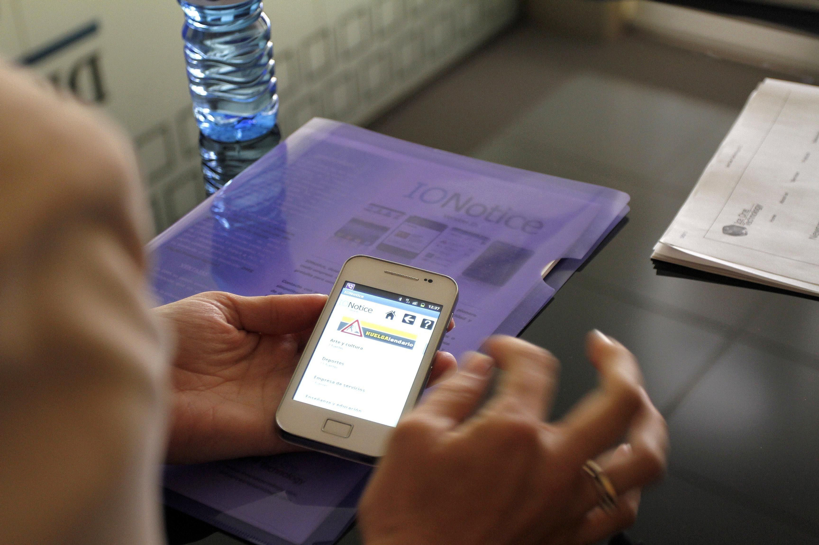 Una persona consulta una aplicación en su 'smartphone'.