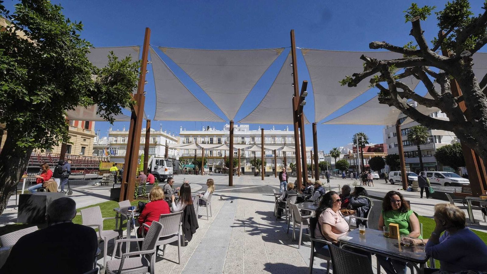 Terrazas de la remodelada plaza del Rey.