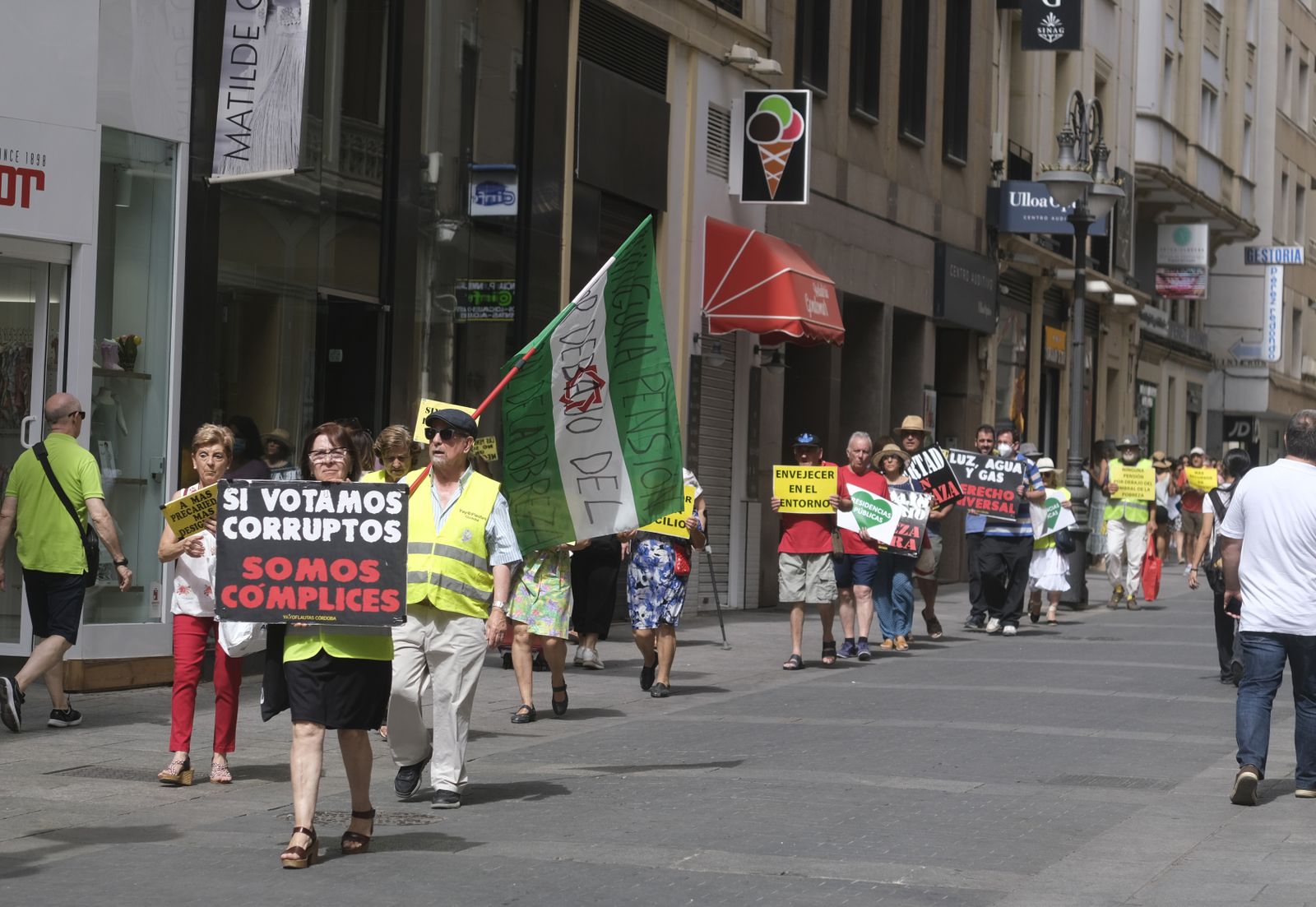 Las fotografías de los yayoflautas en Córdoba: pancartas, chalecos amarillos y nada de flautas