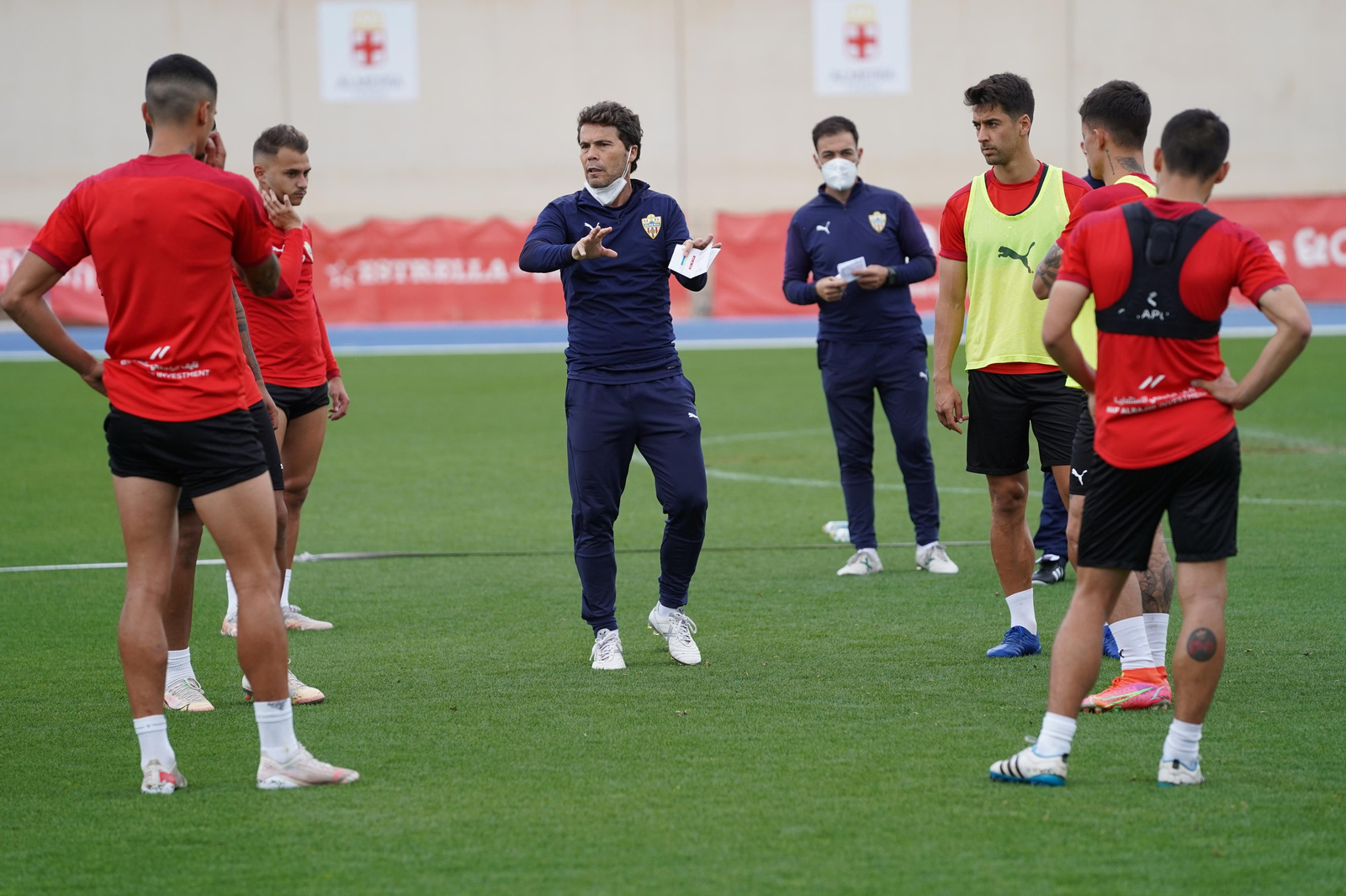 Rubi da instrucciones a los jugadores en la sesión de este lunes, primera abierta en el anexo