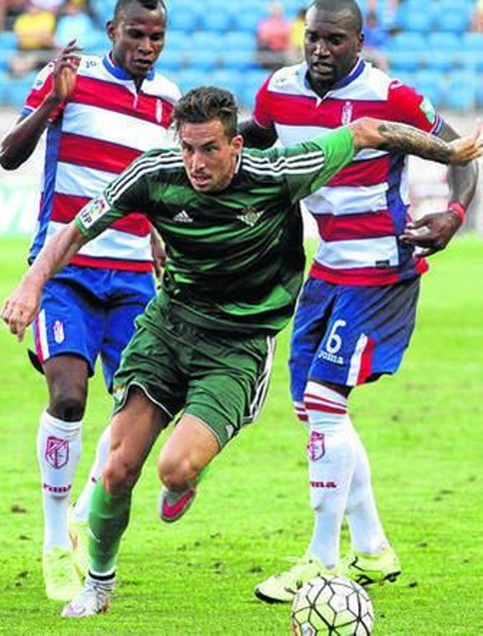 Rennella se marcha entre los granadinistas Babin y Uche.