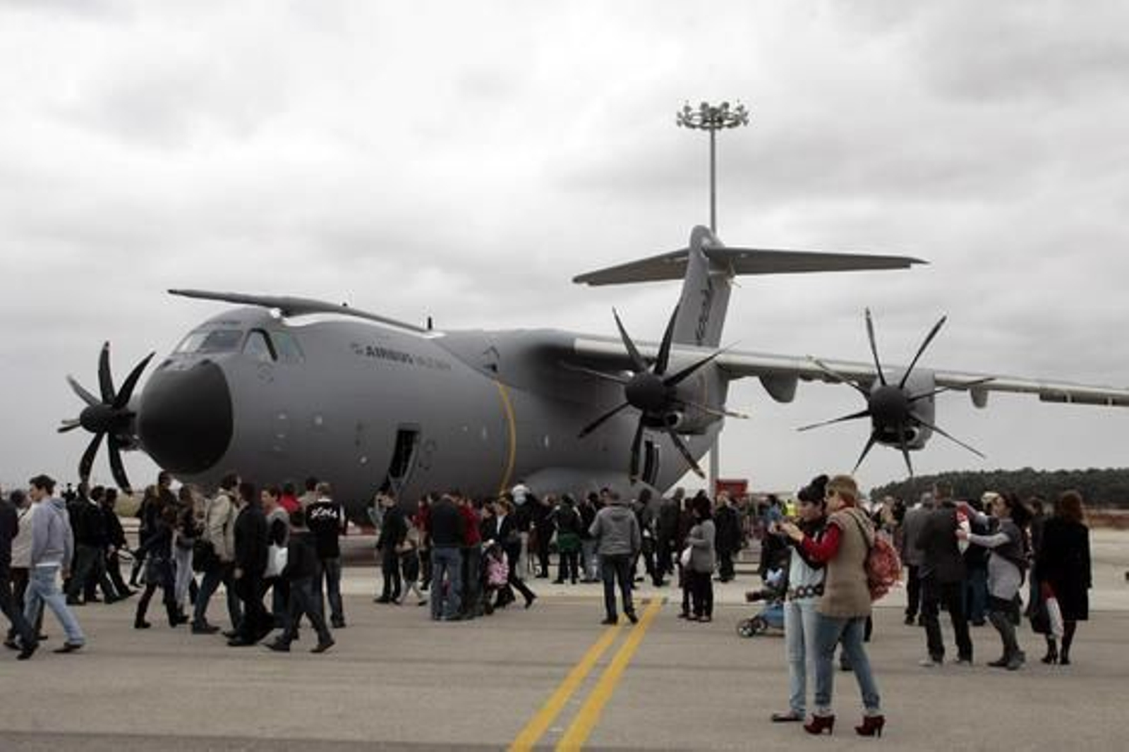 Airbus Military reunió en San Pablo y Tablada a 30.000 familiares y amigos de sus empleados en el denominado Día de la Familia, en el que visitaron las instalaciones de la empresa y diferentes aviones.

Foto: Juan Carlos Muñoz