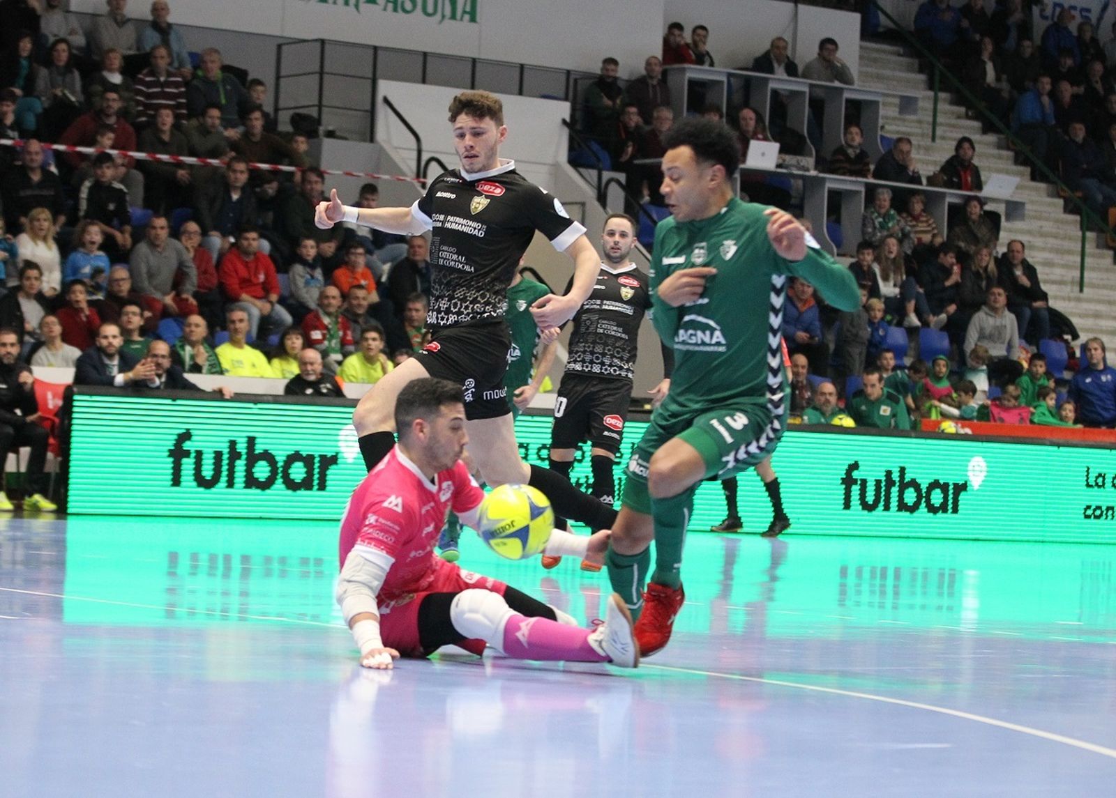 Cristian Ramos resuelve desde el suelo la carrera de Juninho ante la presencia de Cristian Cárdenas.