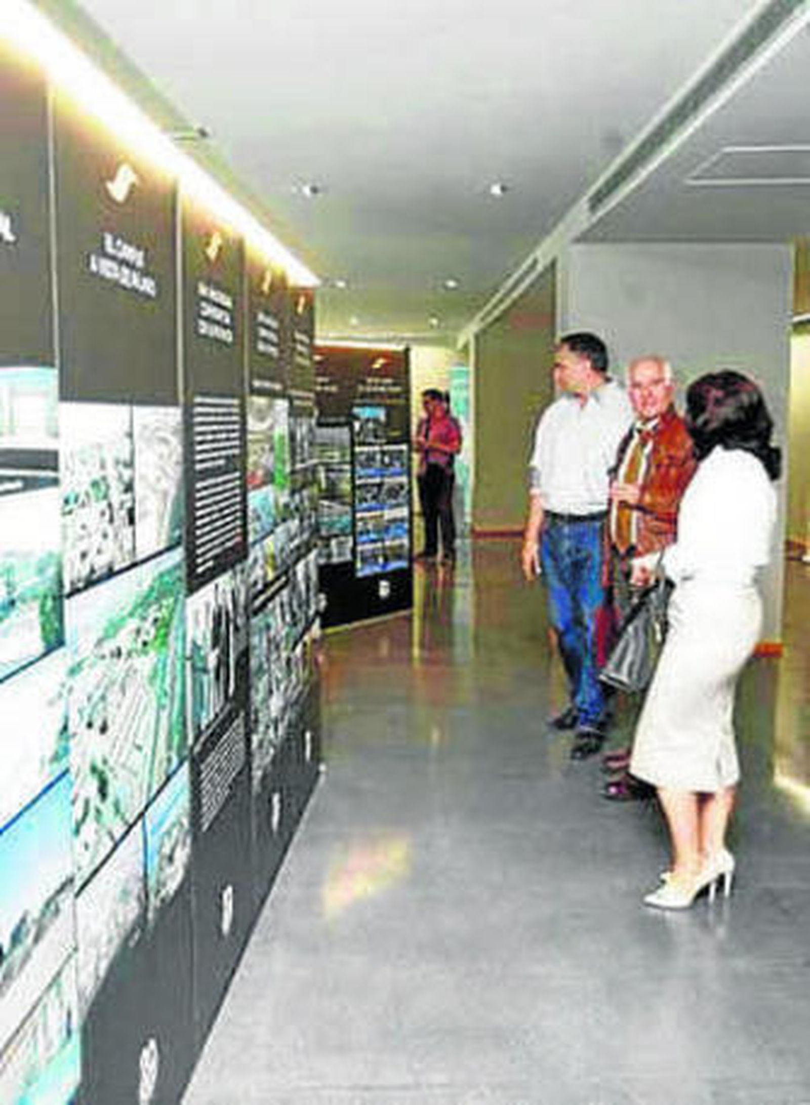 Visitantes en la muestra.