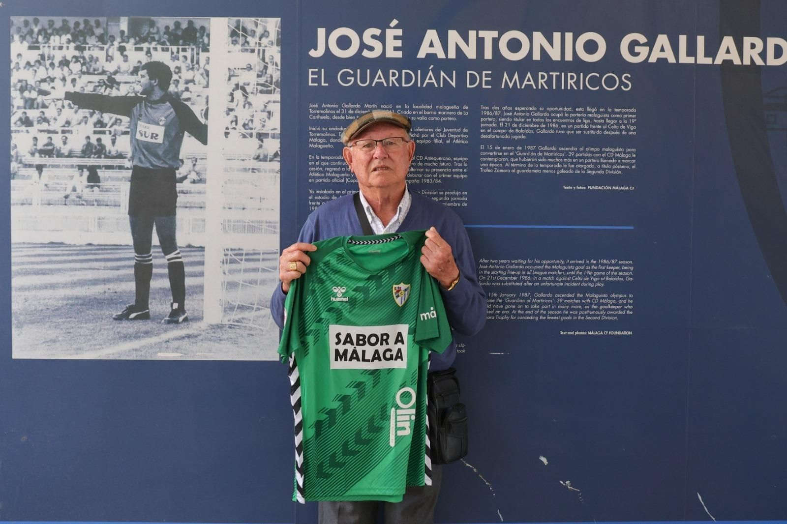 La entrega de la camiseta a la familia Gallardo por parte de Alfonso Herrero La entrega de la camiseta a la familia Gallardo por parte de Alfonso Herrero
