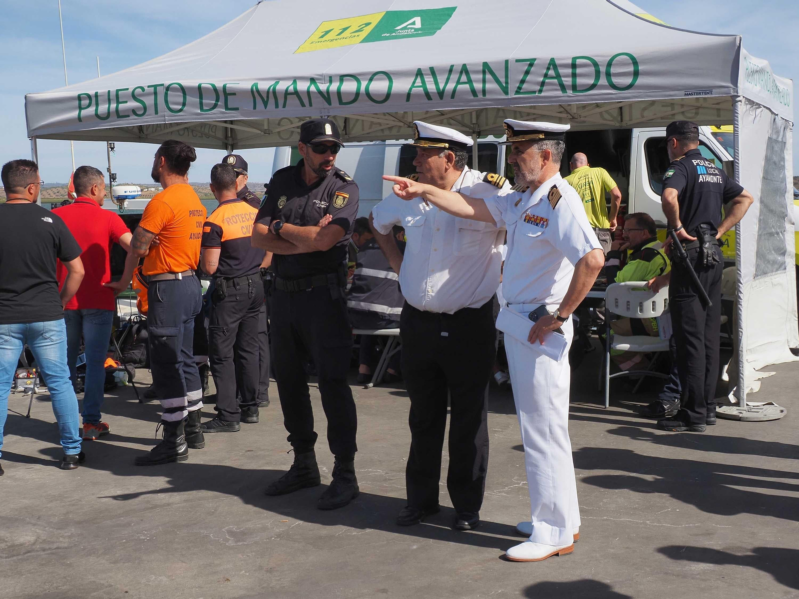 Las mejores imágenes del choque entre un ferry y un pesquero en medio del Guadiana