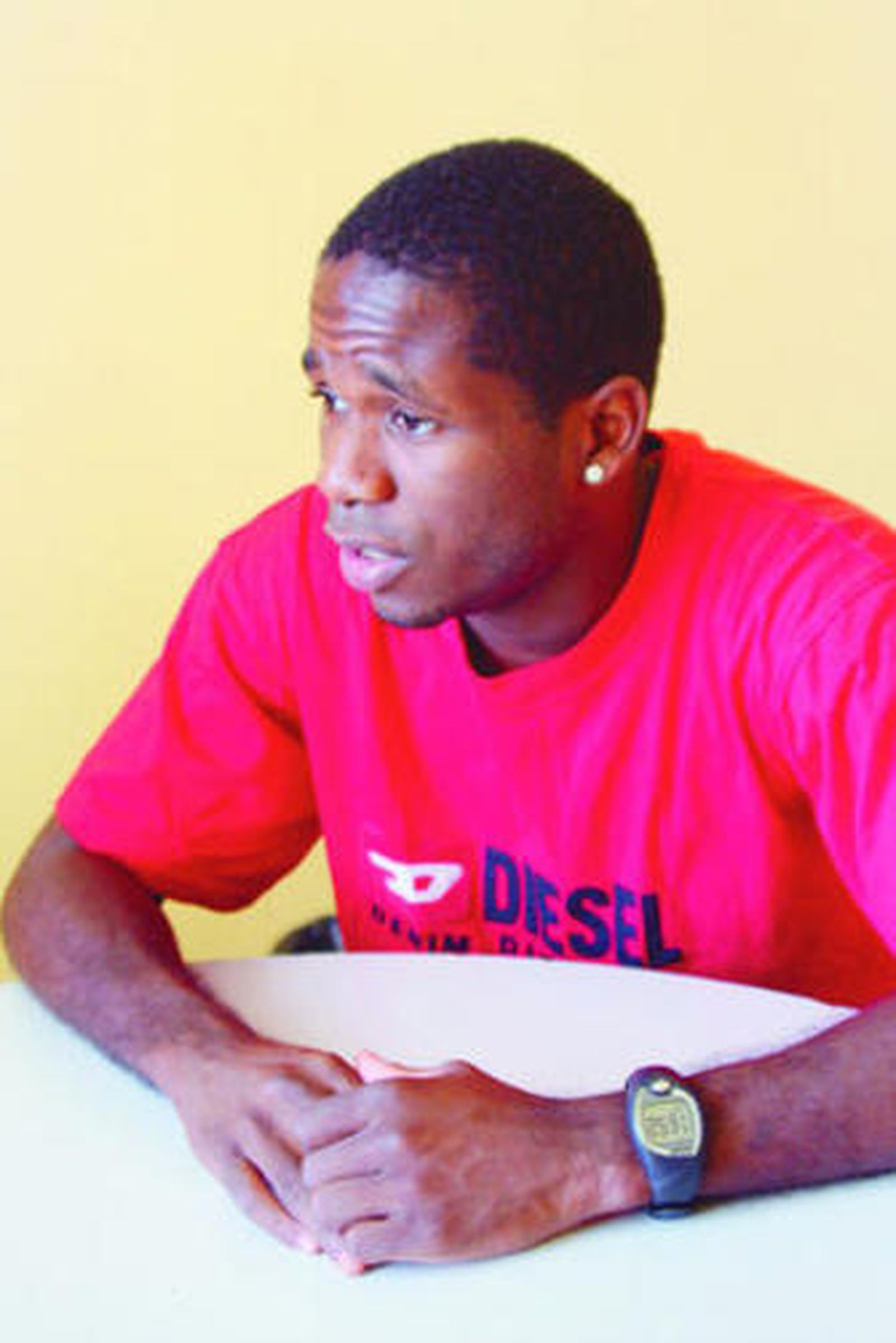 Kelvin de la Nieve simula el gesto de un boxeador en combate, antes de la entrevista.