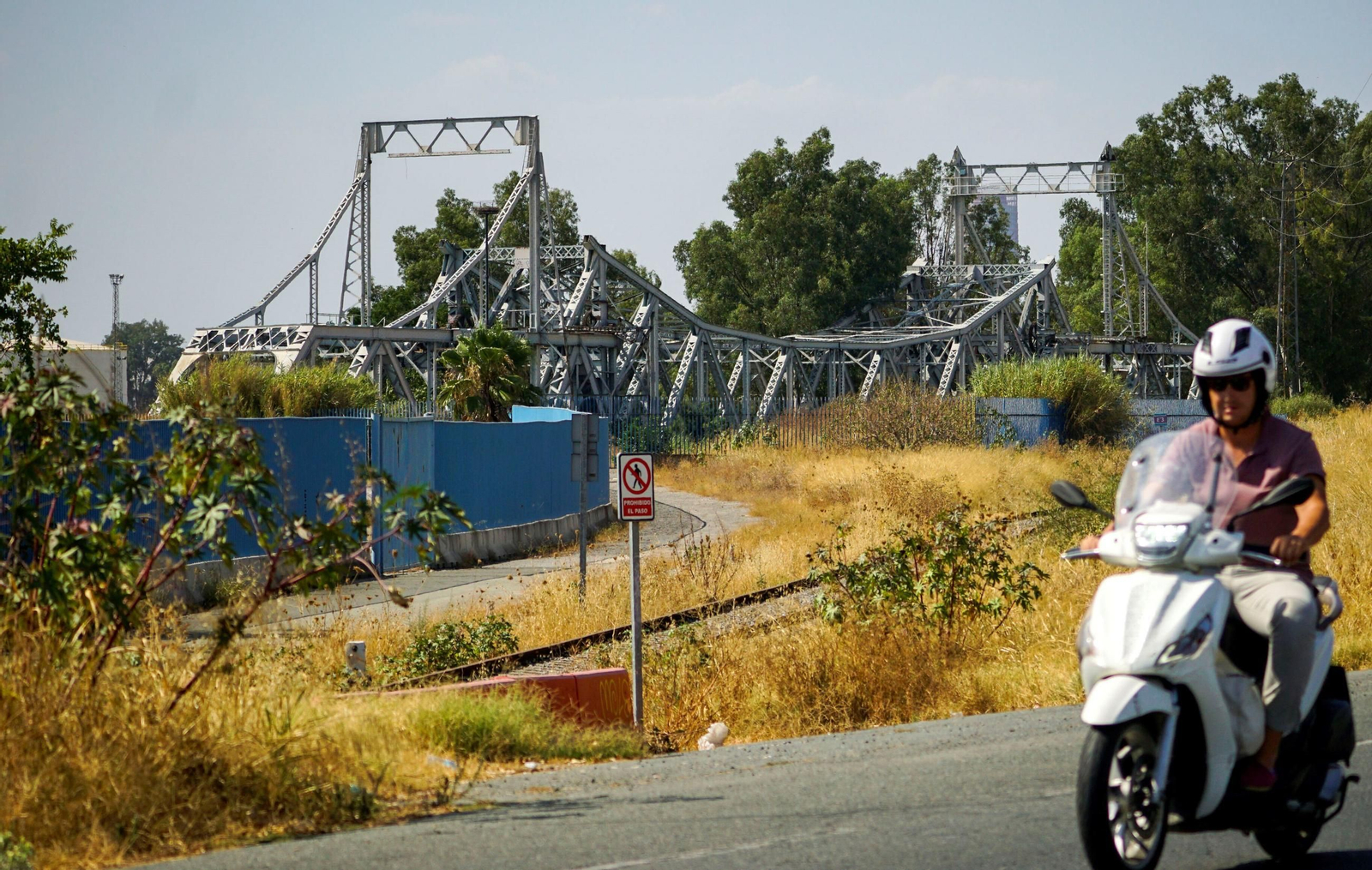 El puente de Hierro aguarda su restauración en un solar junto al río en la avenida de la Raza.