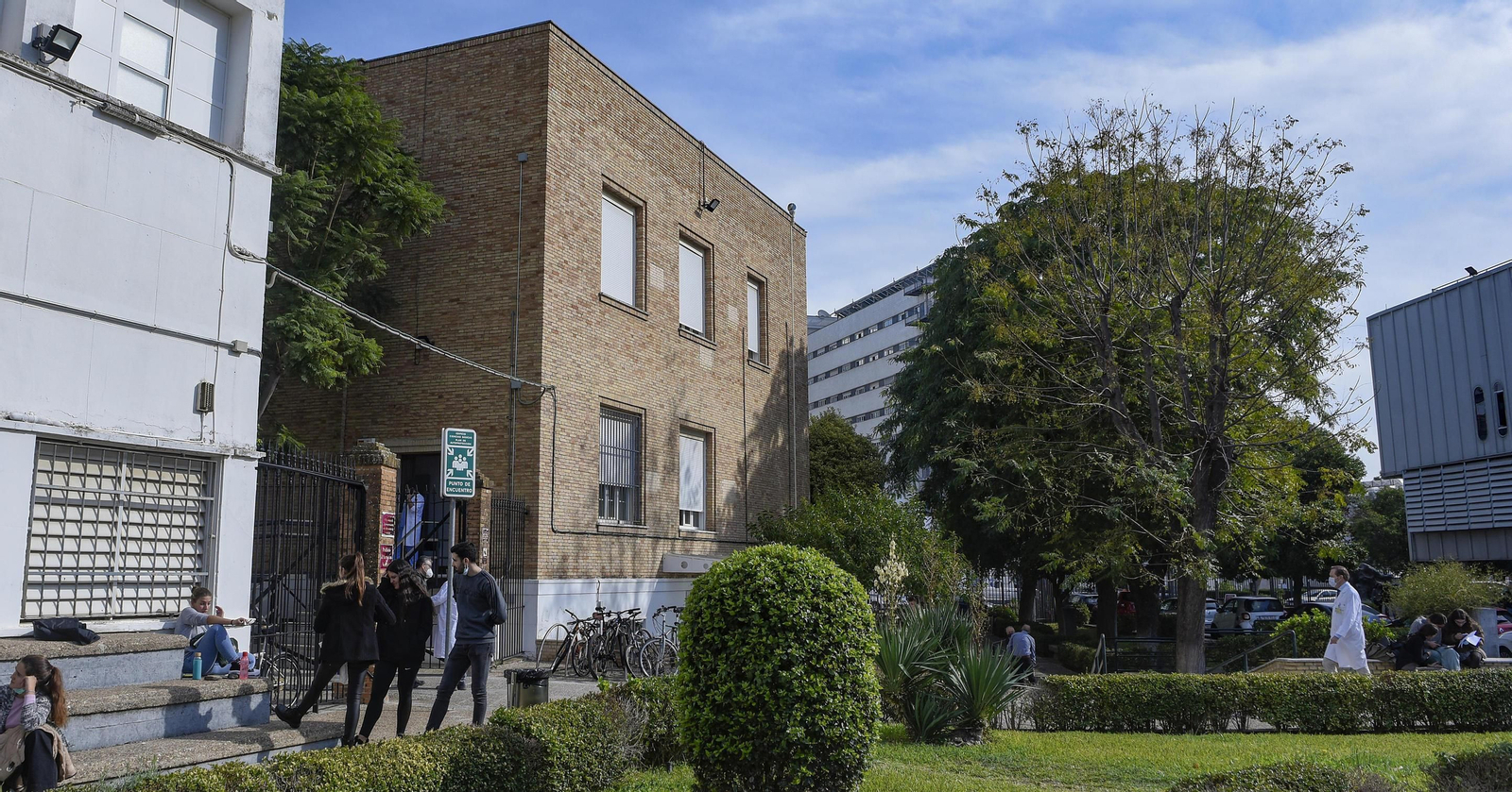 Exteriores de la Facultad de Medicina de la Universidad de Sevilla.