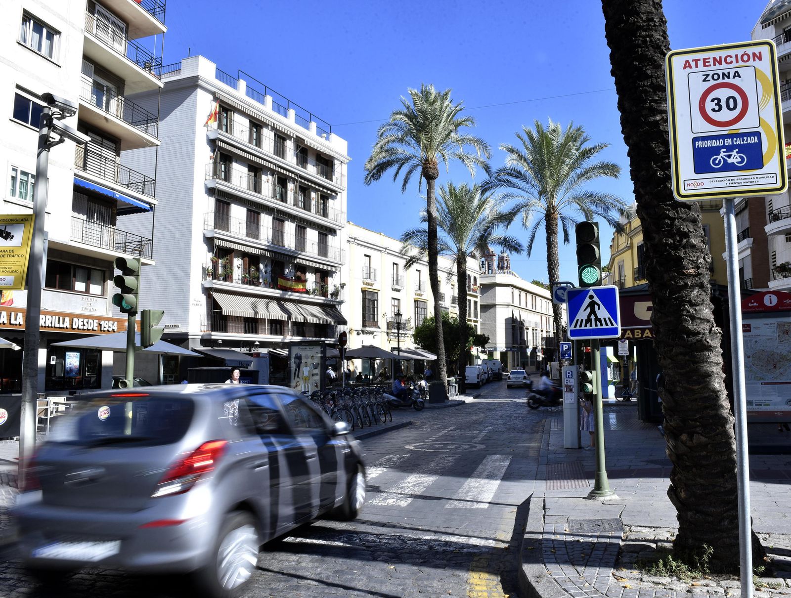 Un vehículo accede a la calle San Pablo por la Puerta de Triana, donde el límite de velocidad es de 30 kilómetros.