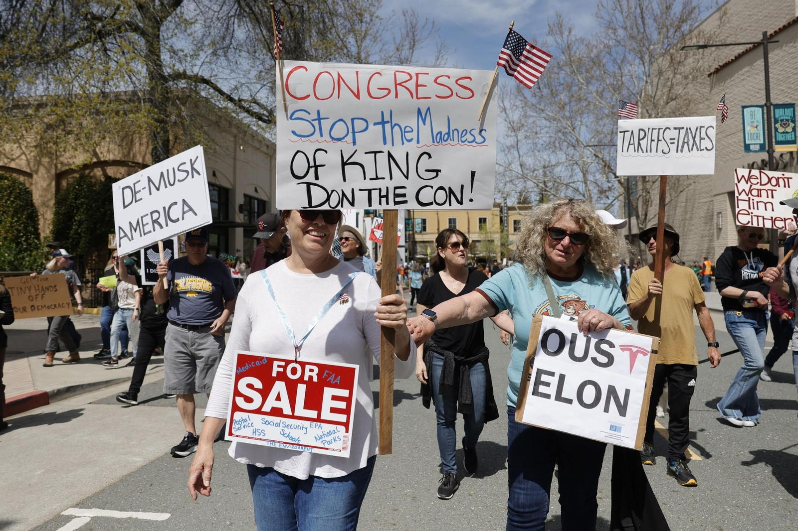 Miles de manifestantes contra Trump y Musk en EEUU: "¡Quita tus manos!"