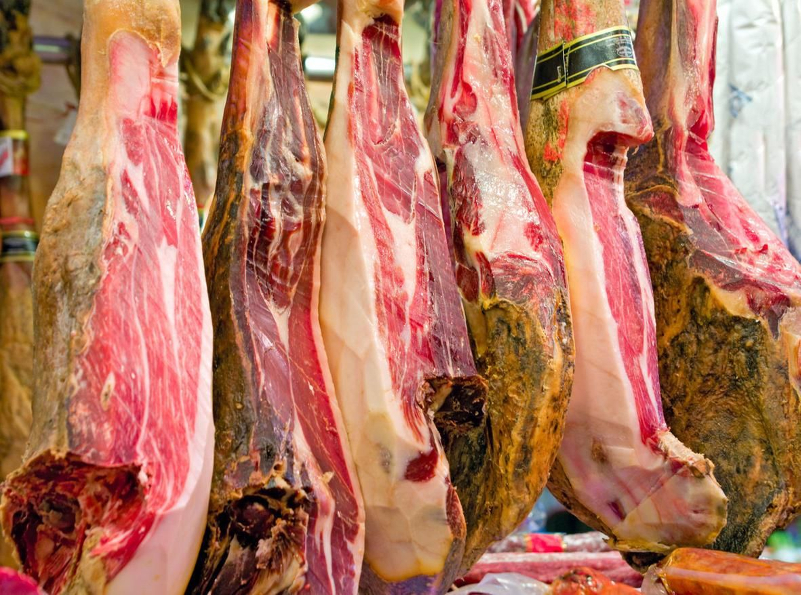 Irá a la cárcel por robar tres jamones y dos paletillas en Peñaflor (Sevilla)