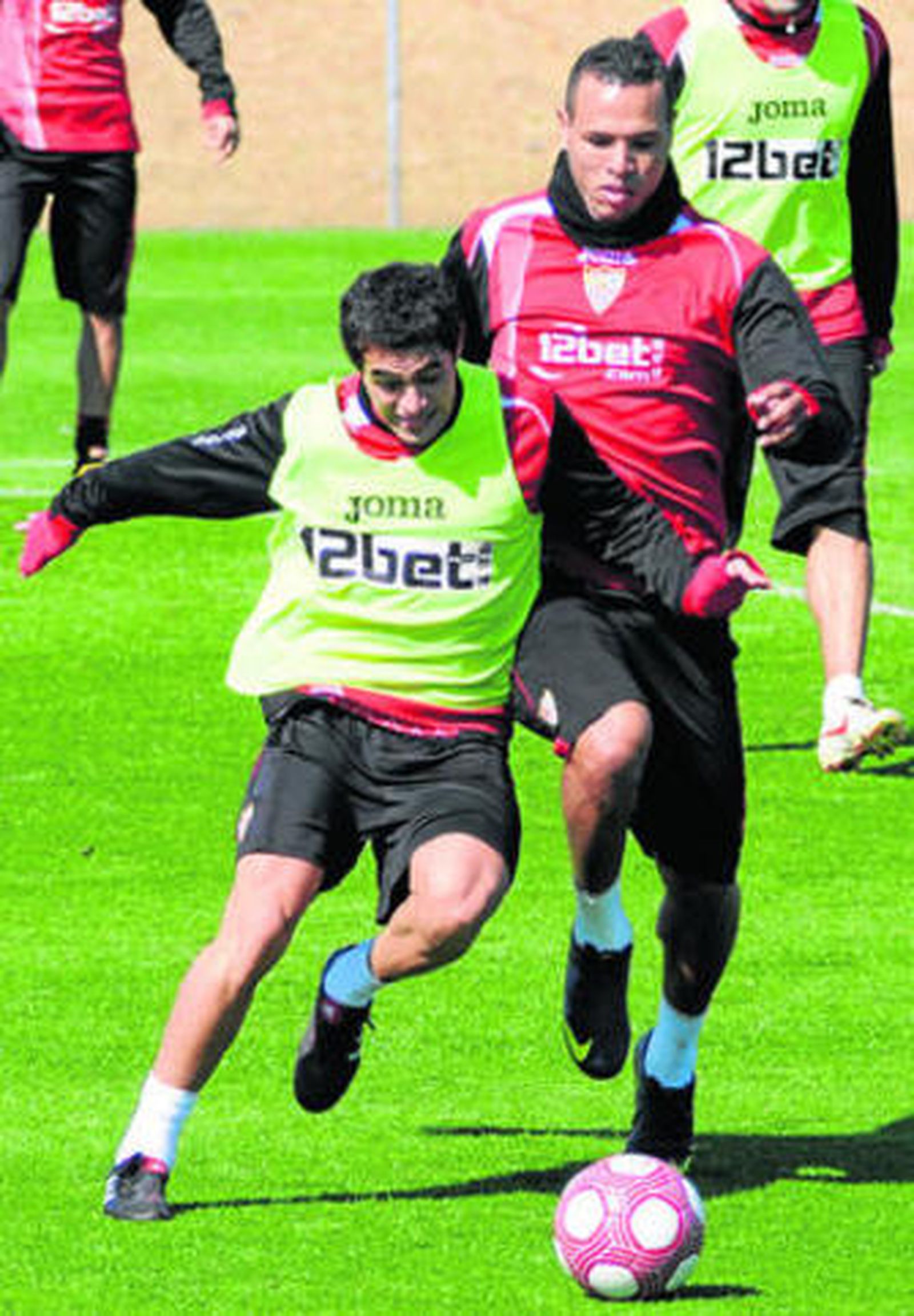 Acosta trata de proteger el balón ante la presión de Luis Fabiano.