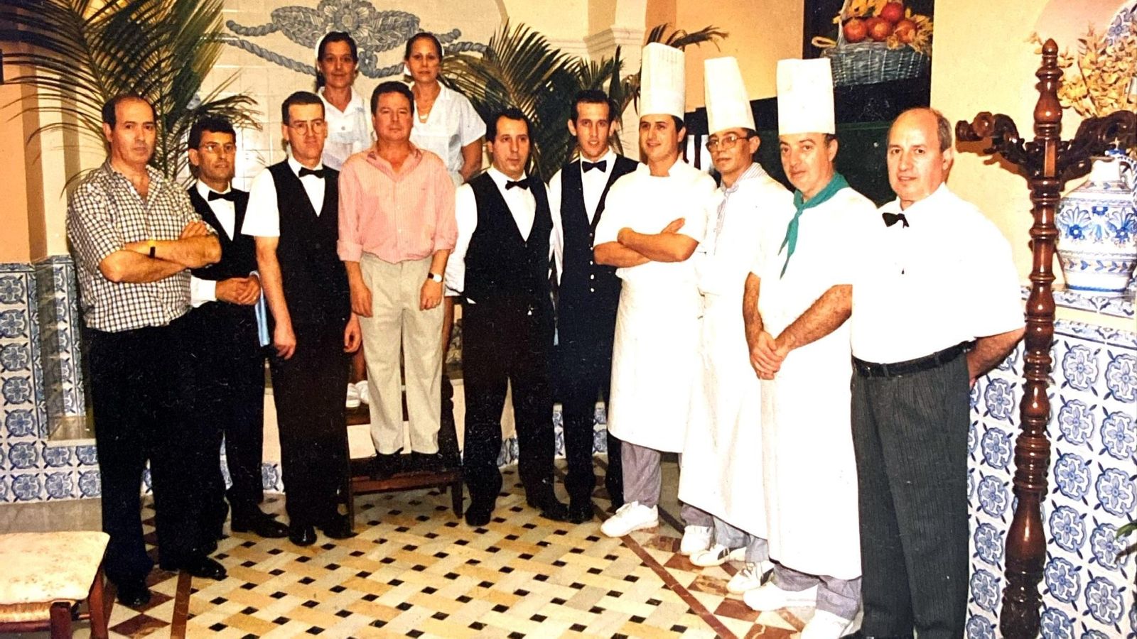 En el restaurante Casa Flores, con la plantilla y propietario del famoso establecimiento.