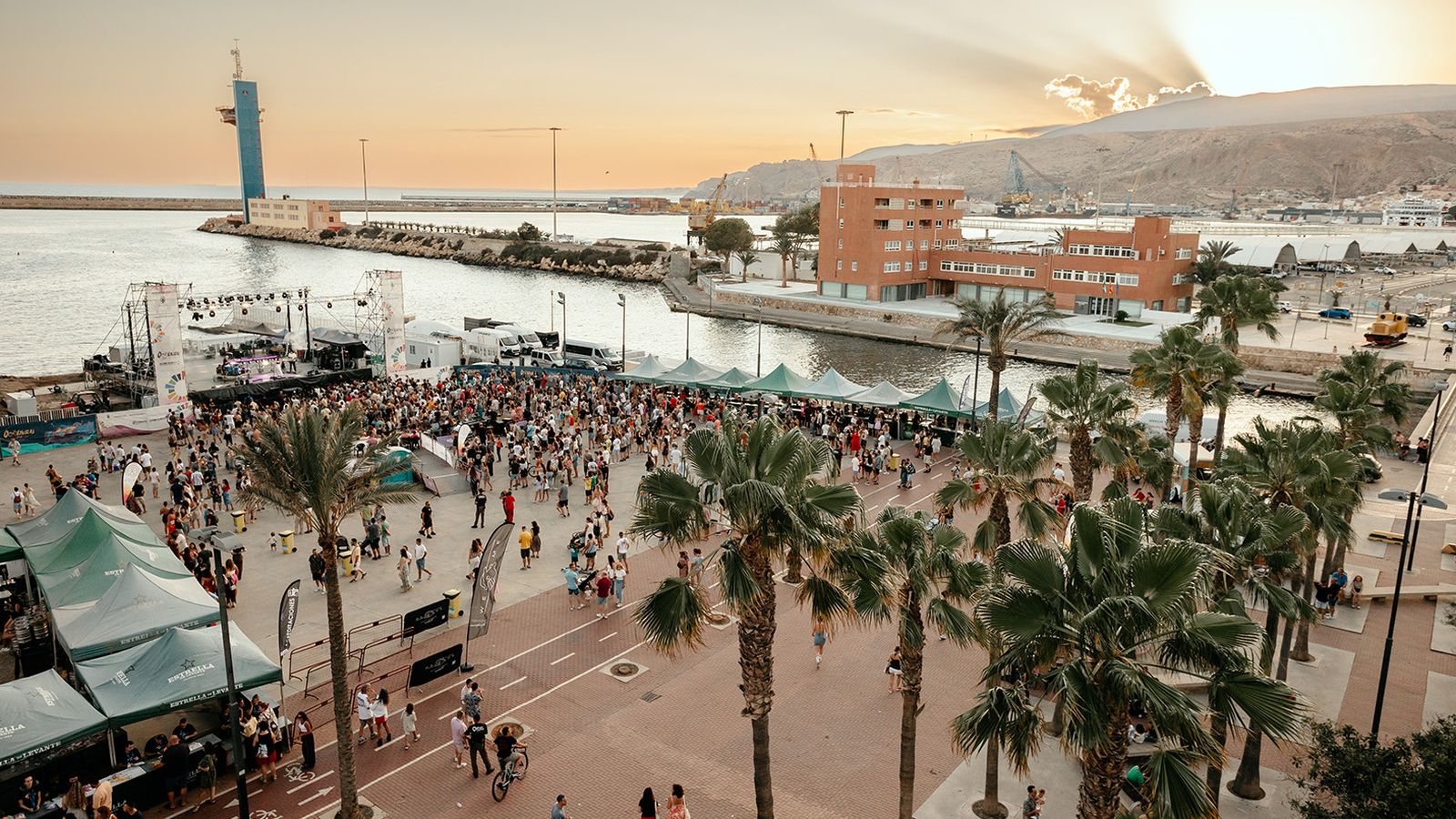 Gran ambiente en el inicio de la fiesta en las Almadrabillas.