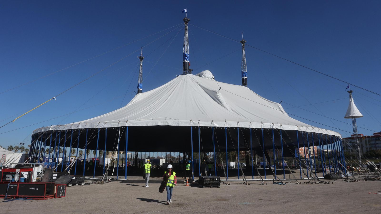 La gran carpa del Circo del Sol, ya levantada en el Charco de la Pava.