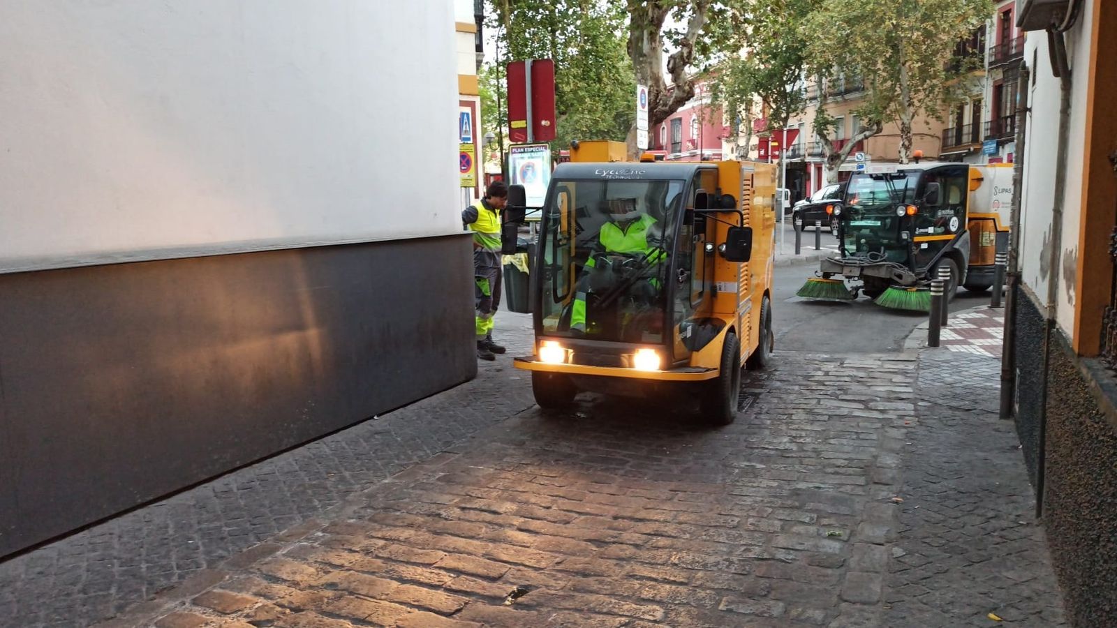 Varios vehículos limpiando la cera de las calles.