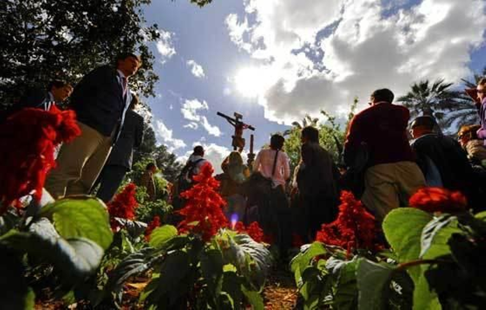 El Santísimo Cristo de la Buena Muerte desfila por las calles de la ciudad para cumplir la carrera oficial.  Foto: Antonio Pizarro
