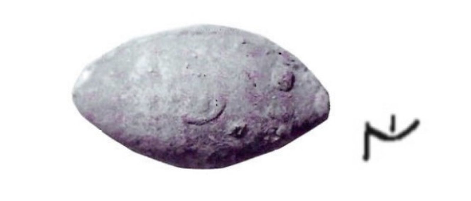 A la izquierda, glande de plomo de El Puerto de Santa María, (véase García Garrido y Lalana, 1991-93: p. 104, nº 14); a la derecha, letra púnica mem retrógrada inscrita en el molde.