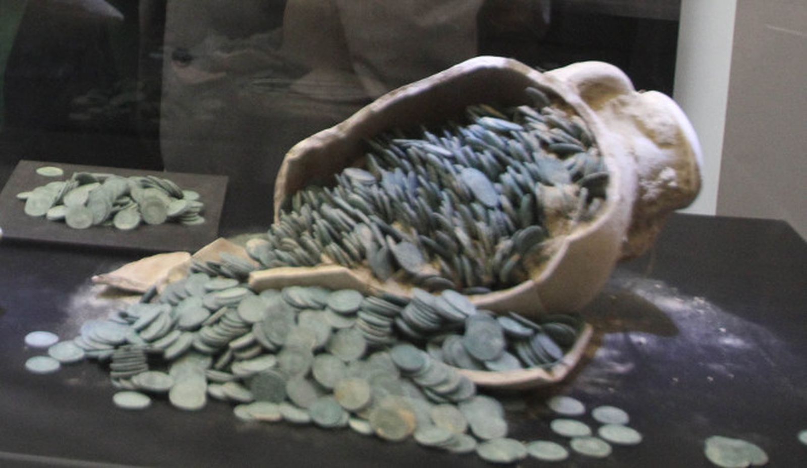 Ánforas del tesoro de Tomares expuestas en el Arqueológico de Sevilla.