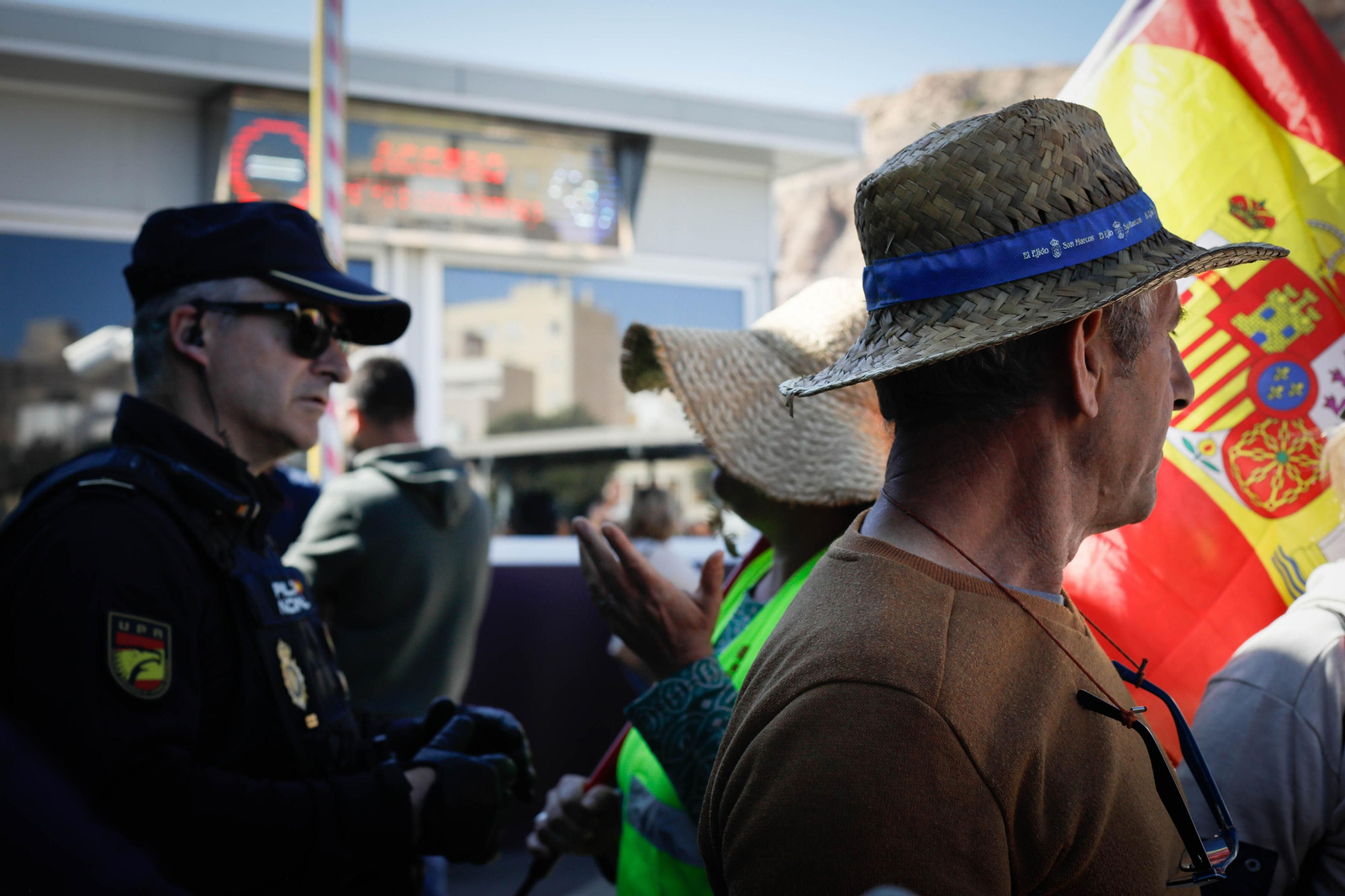 Los agricultores colapsan el puerto de Almería