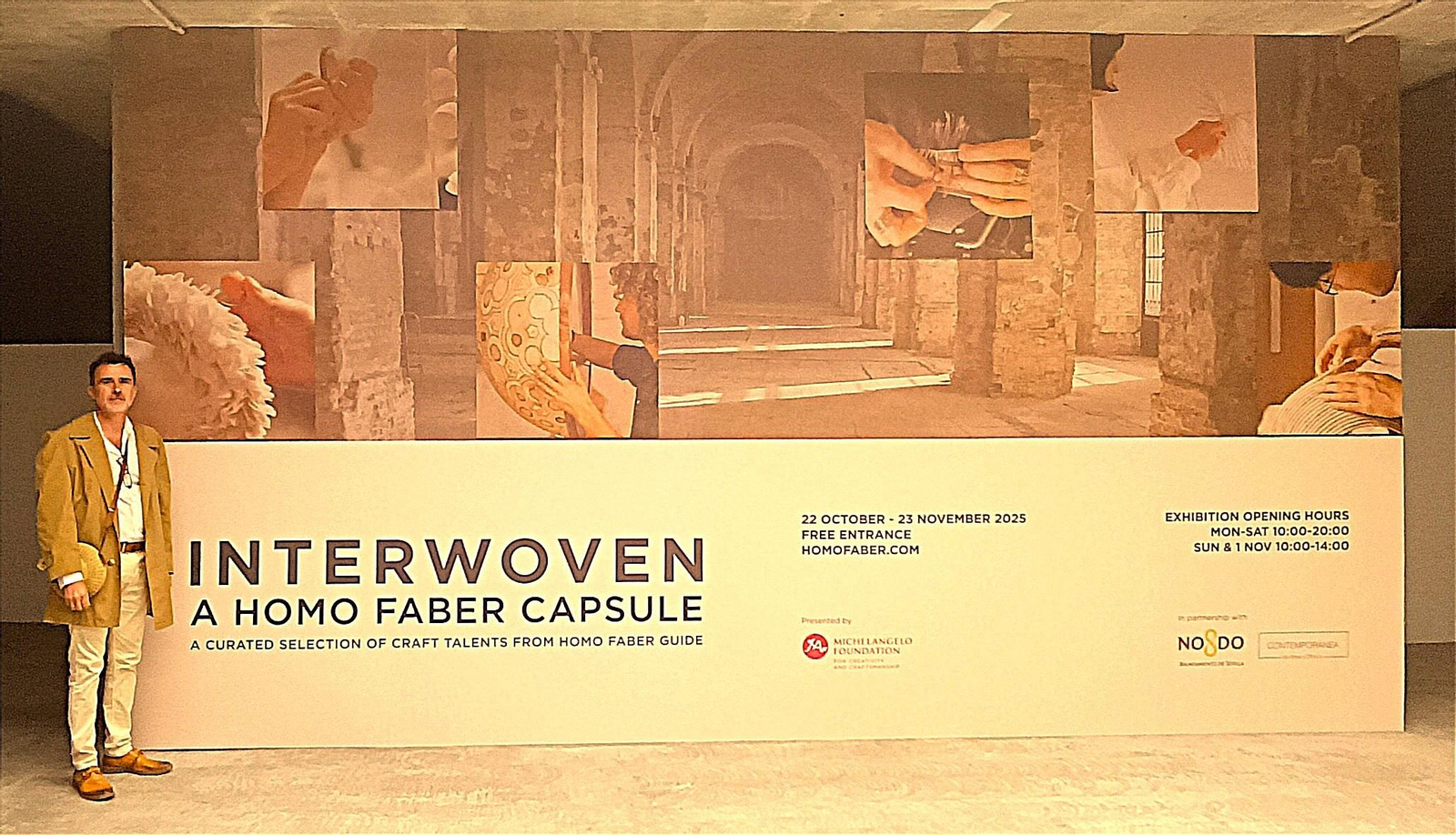 Joaquín Gilabert López junto al cartel de la exposición.