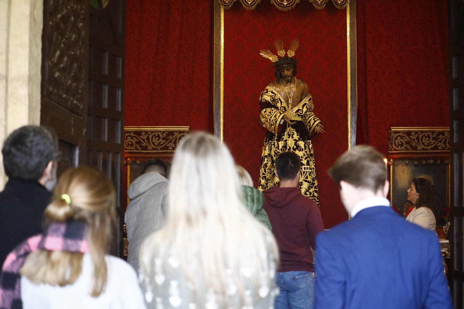 Las mejores imágenes de los besapiés del segundo domingo de Cuaresma en Córdoba