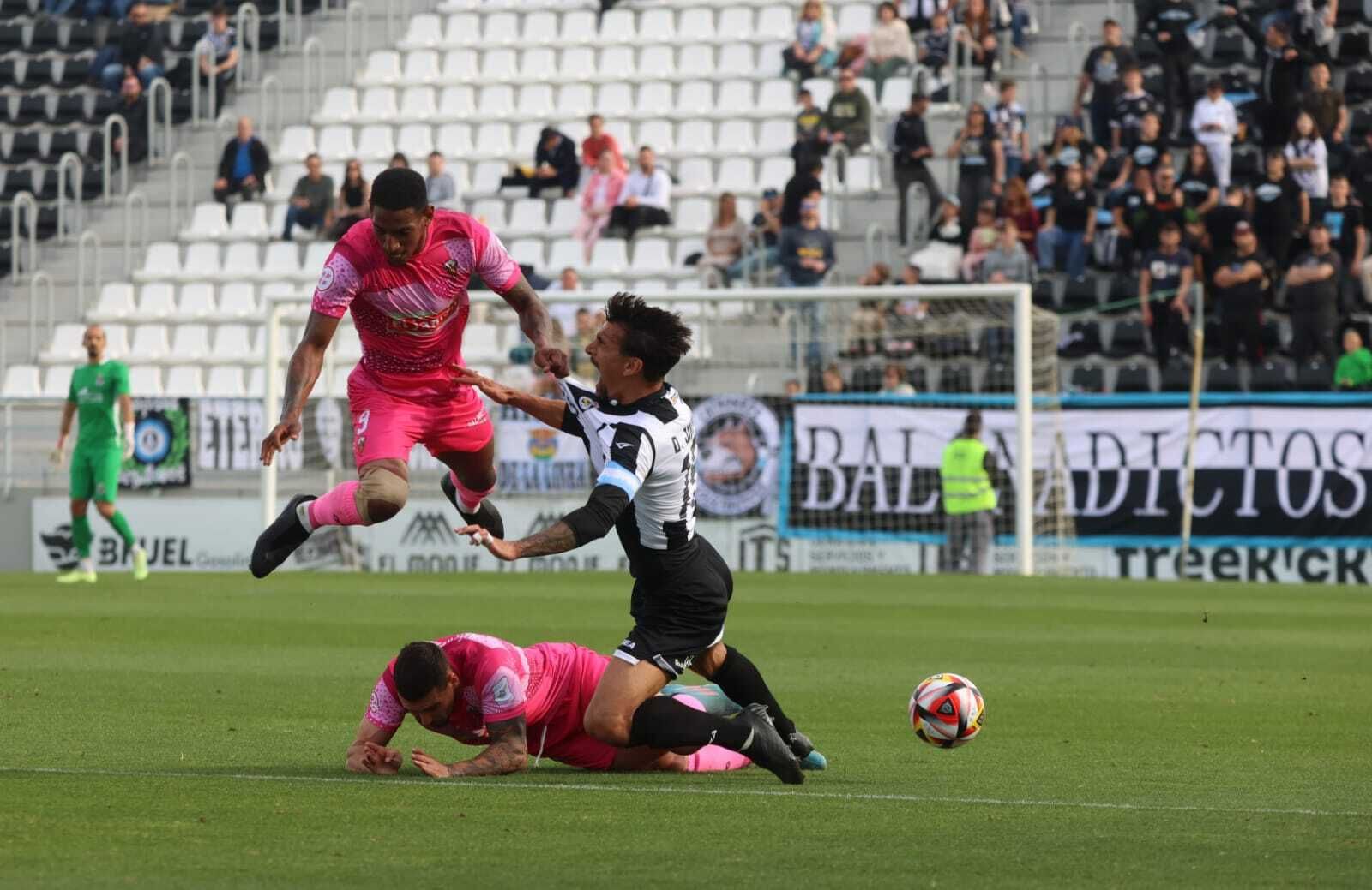 El Balompédica Linense-San Roque de Lepe, en imágenes