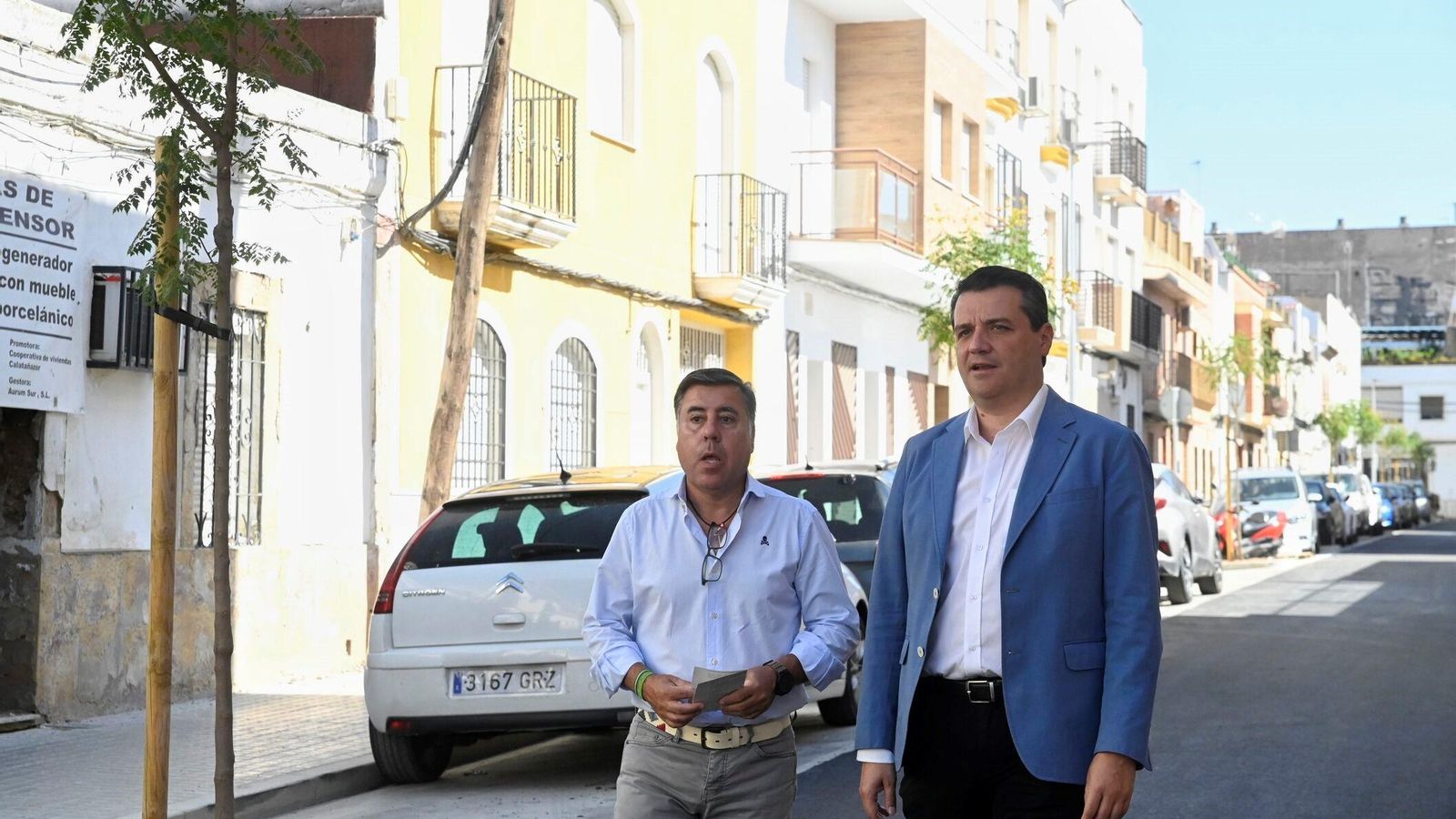 El alcalde de Córdoba, José María Bellido, y el delegado de infraestructuras, Miguel Ruiz Madruga, en la visita a la calle