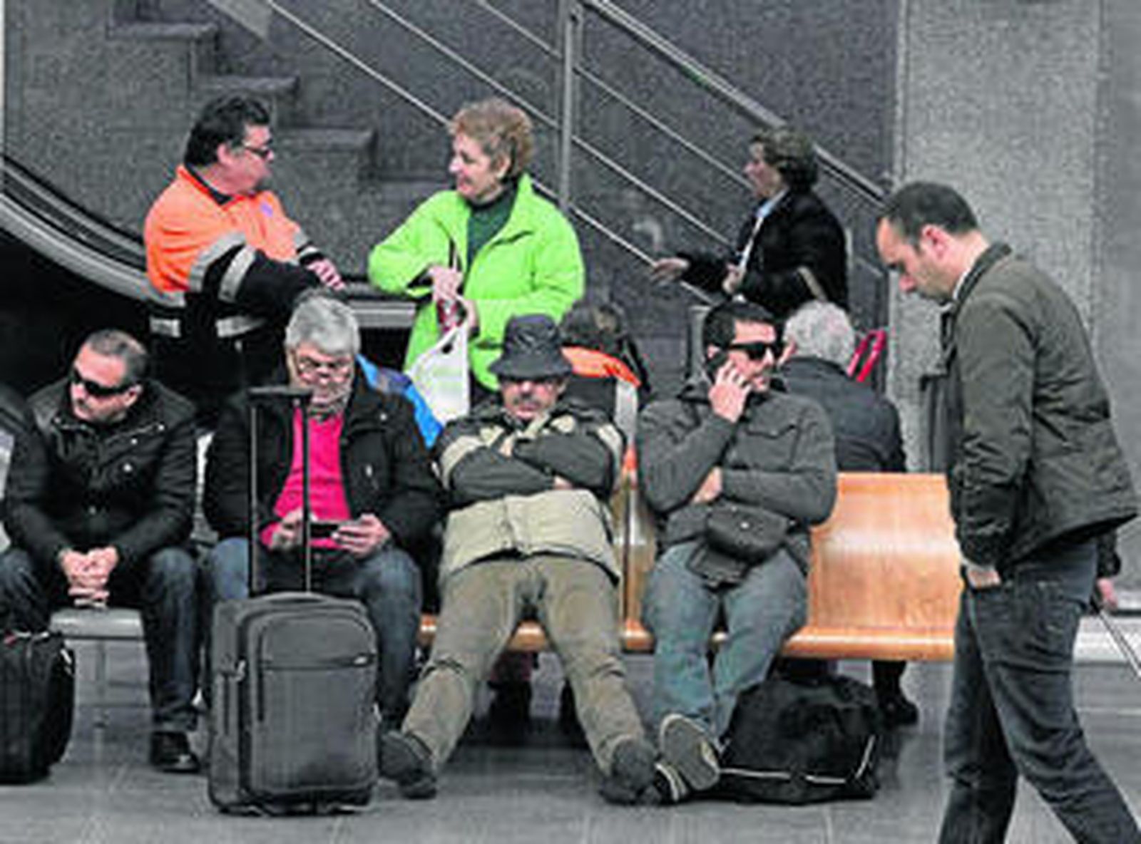 Usuarios esperan en la terminal marítima de Algeciras, ayer por la mañana, la salida de los barcos.