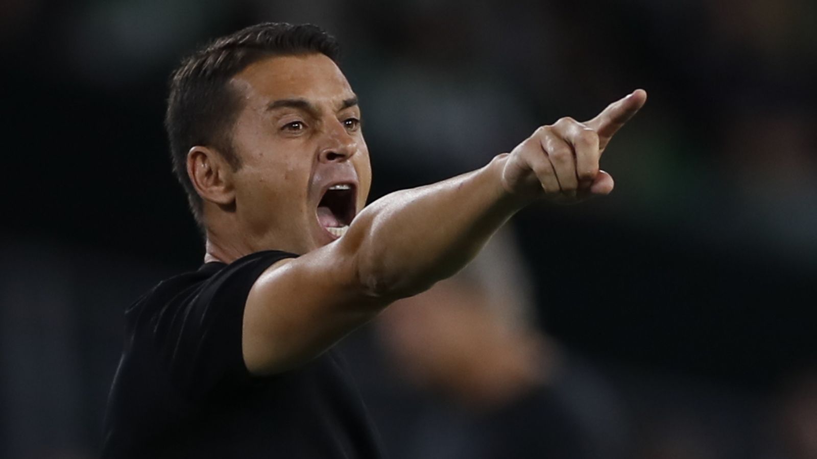 Francisco da órdenes en la primera jornada