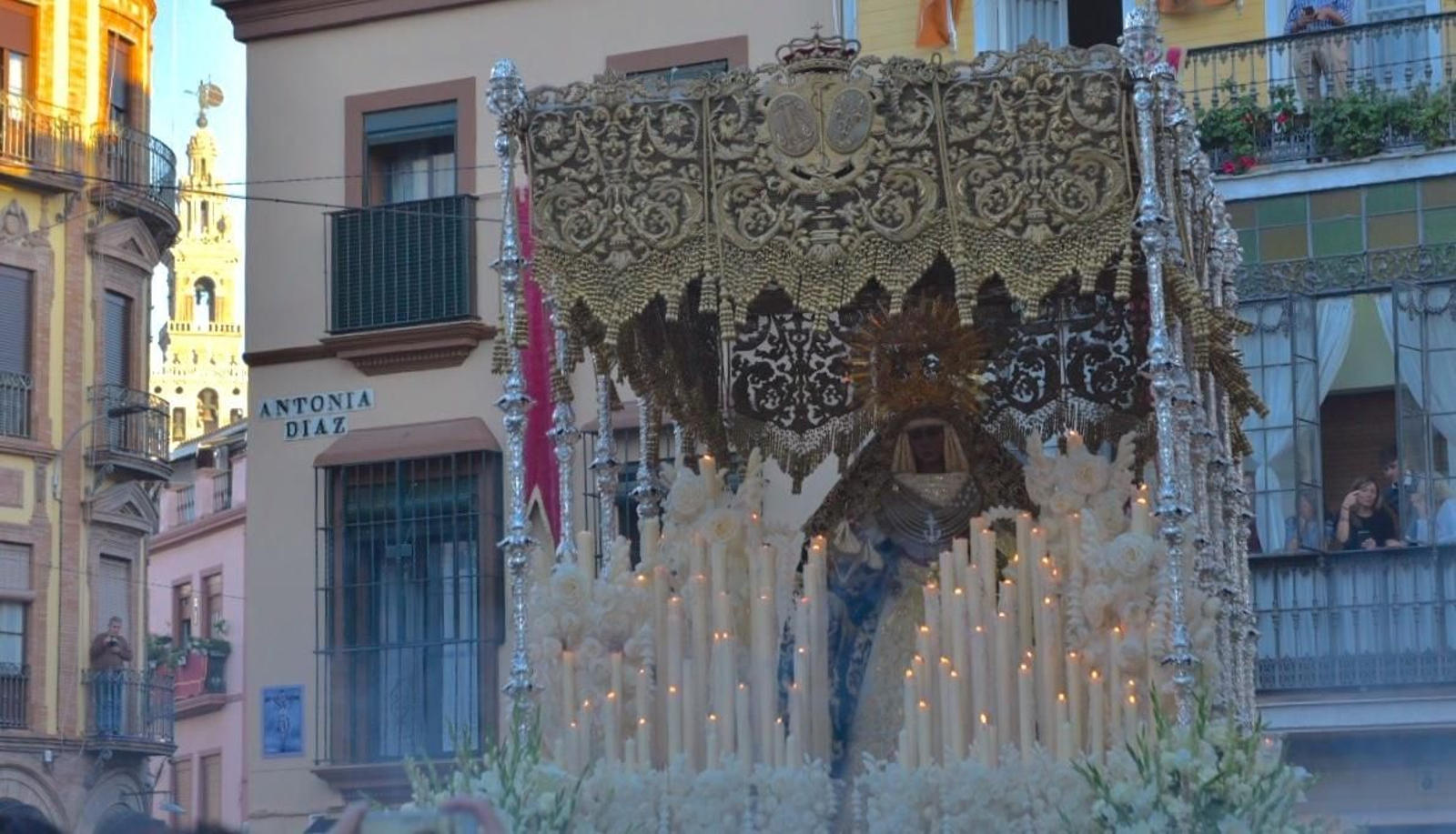 El regreso de la Esperanza de Triana, en imágenes