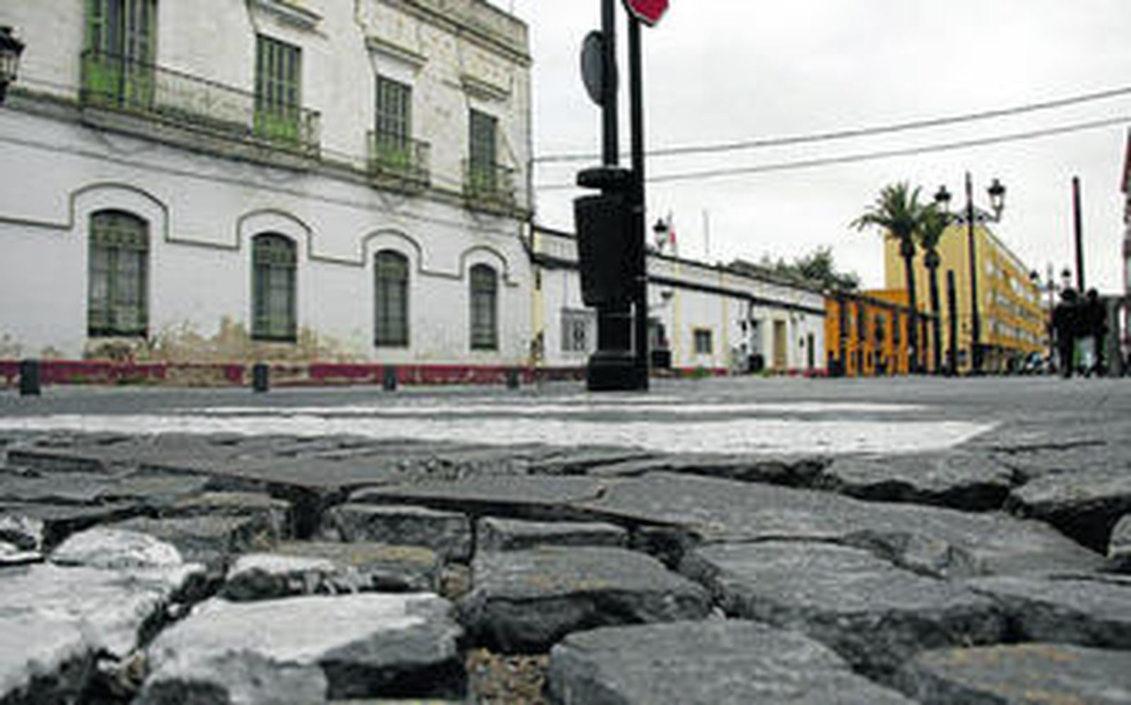La avenida Micaela Aramburu, donde el deterioro de la calzada y el antiguo hospital es cada vez mayor.