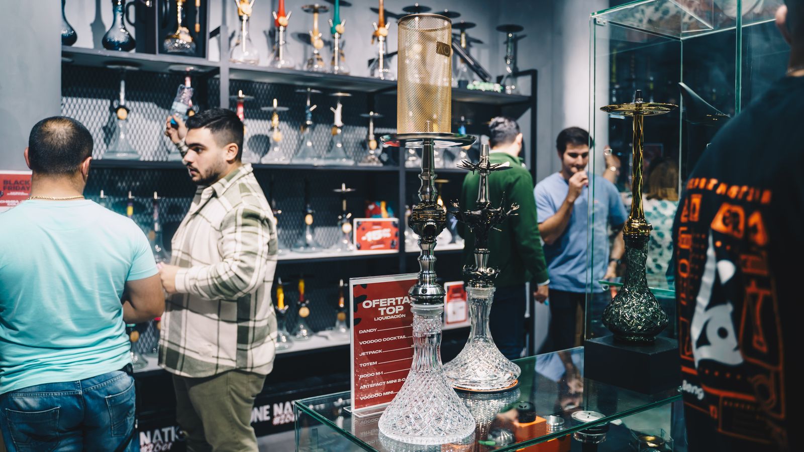 Varios clientes de Bengala Spain dentro de su remozada tienda de Nervión.