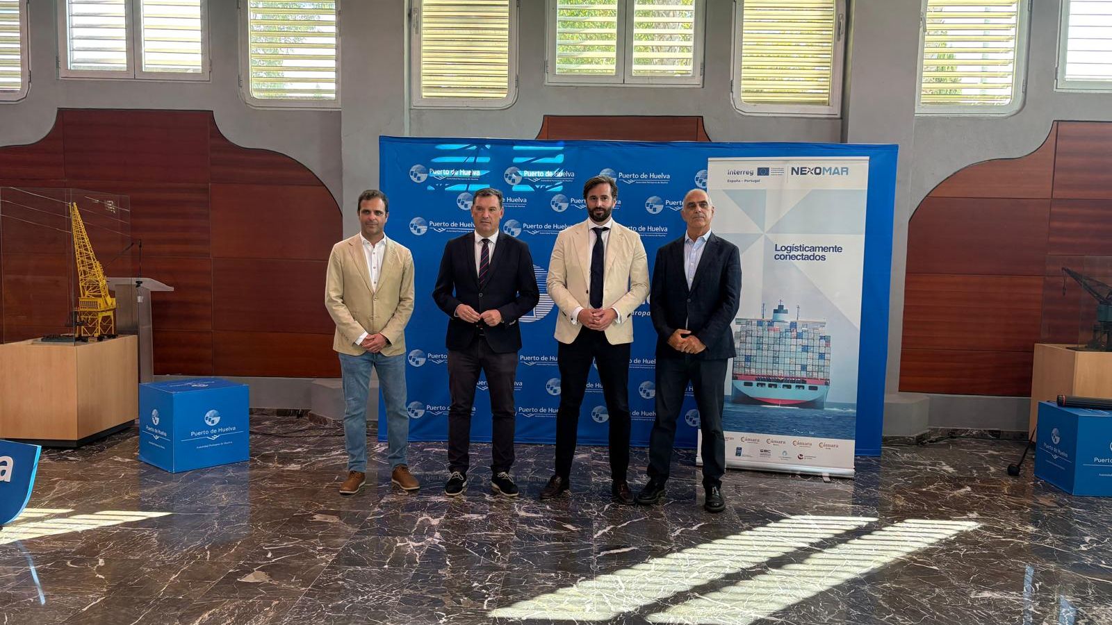 Foto de familia en el plan del mapa virtual.