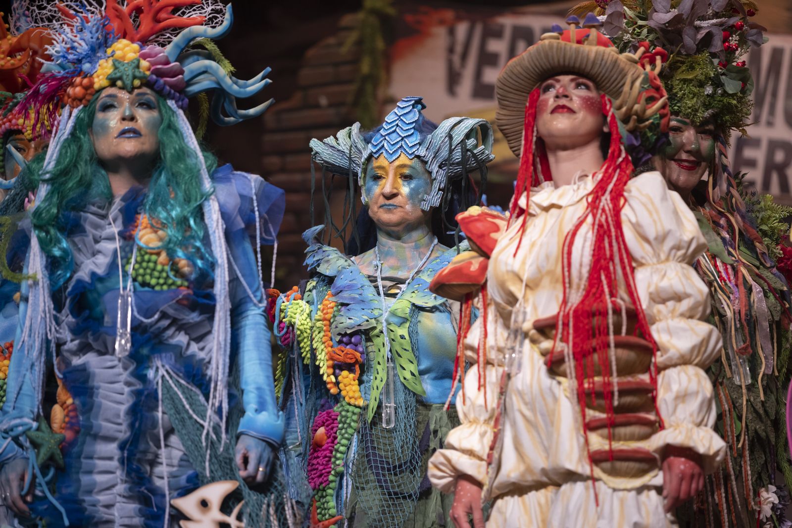 Imágenes de la actuación de la comparsa de Huelva "La vieja verde" en el Carnaval Colombino