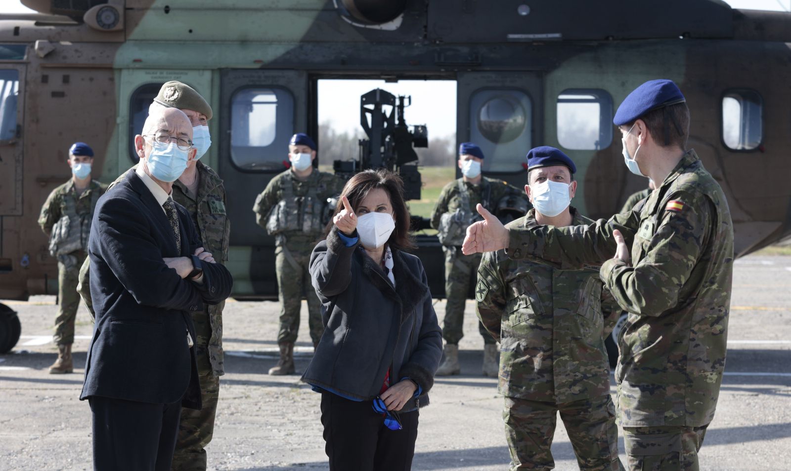 La visita de Margarita Robles a la Base del Copero en imágenes