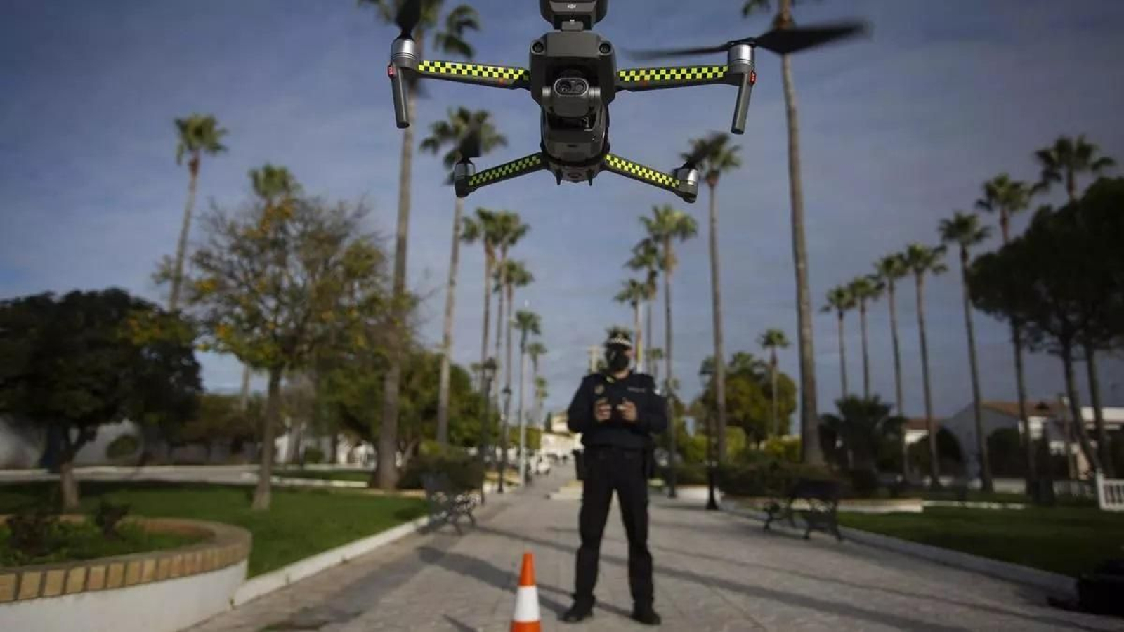 Un policía maneja un dron
