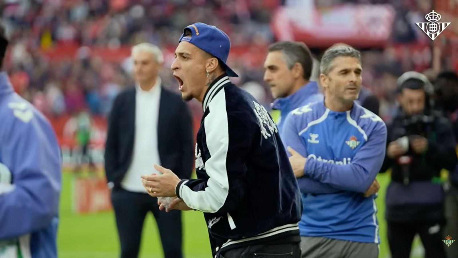 Antony en el Pizjuán animando al resto de sus compañeros