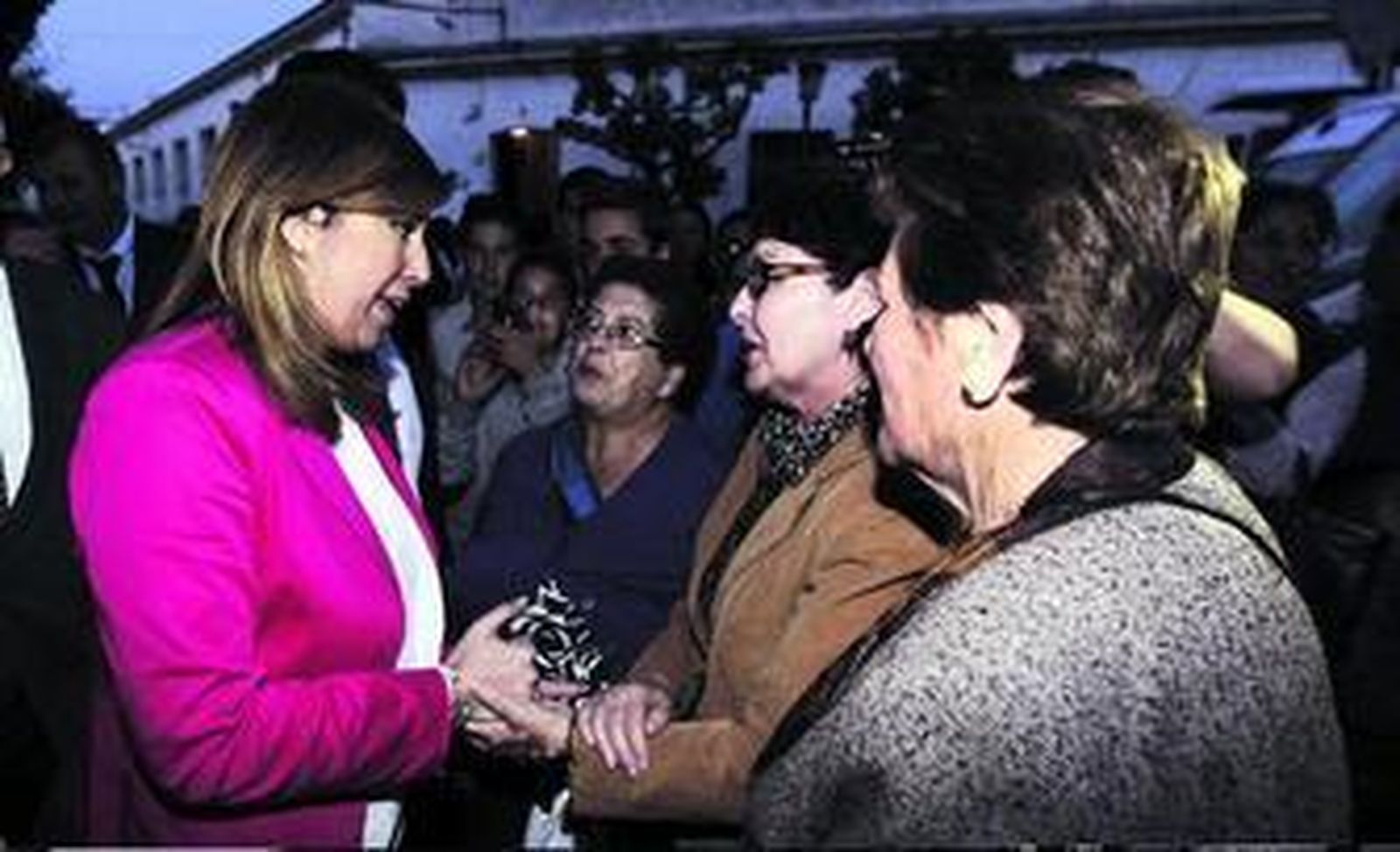 La presidenta de la Junta, Susana Díaz, saluda a vecinas de Aznalcóllar que la esperaban a su llegada al Ayuntamiento, al que se desplazó expresamente.