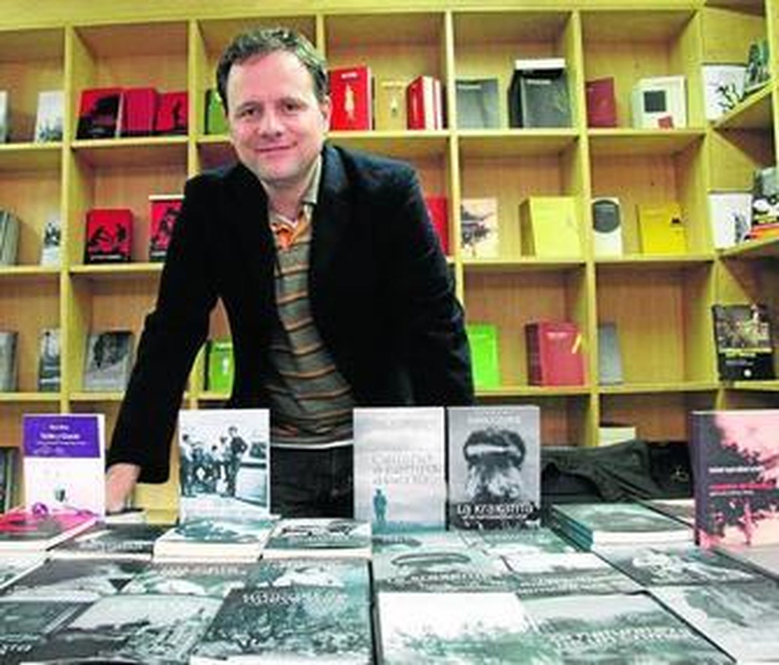 Eduardo Moreno, fotografiado en el expositor de El Olivo Azul en la Feria del Libro.