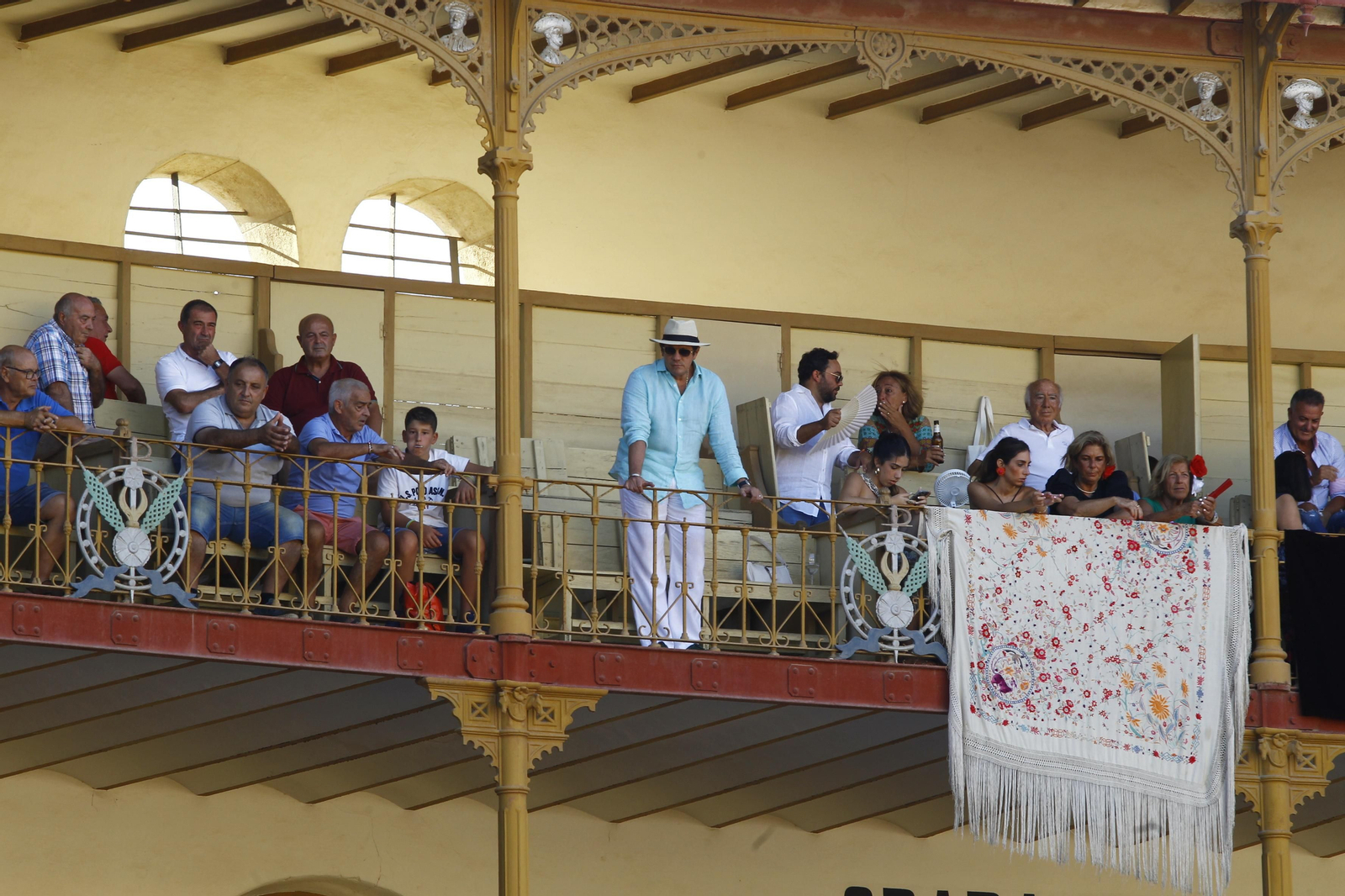 Las imágenes del ambiente del tendido en la novillada de la Feria Taurina de Almería