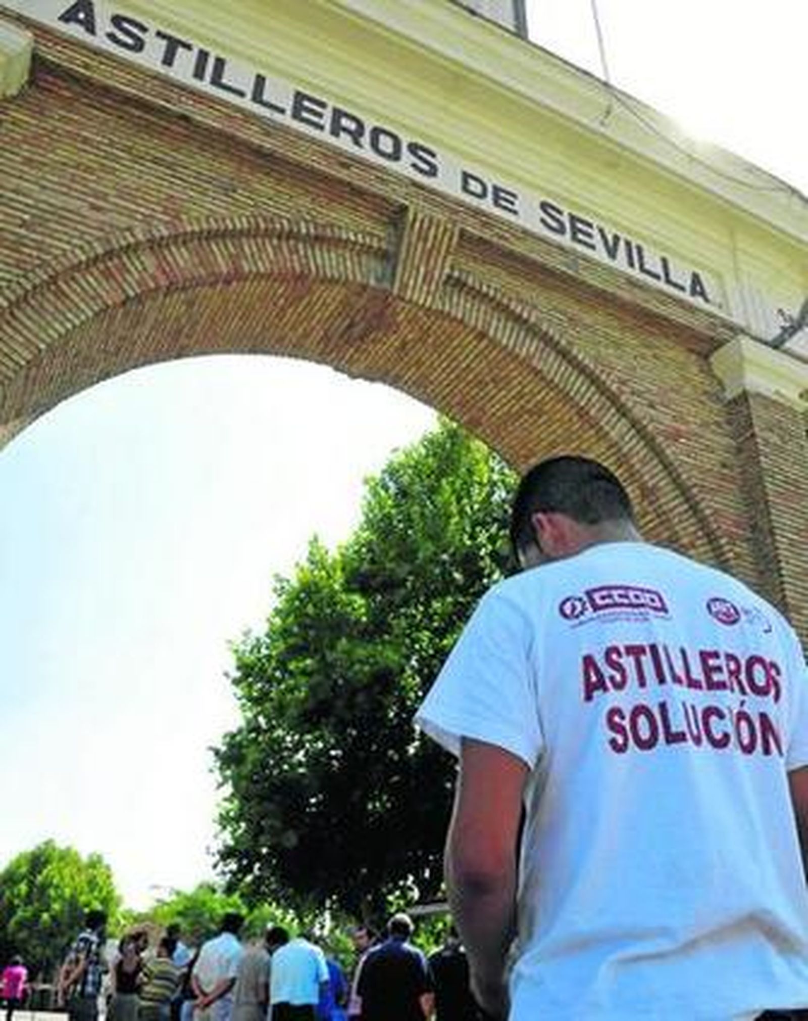 La plantilla de Astilleros se concentró ayer en la factoría para pedir la continuidad de la actividad.