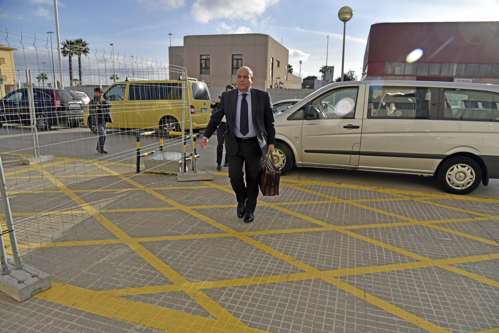 El fiscal general de Gibraltar, Michael  Llamas , llegando a la torre de control del puerto de Algeciras en una imagen de archivo.
