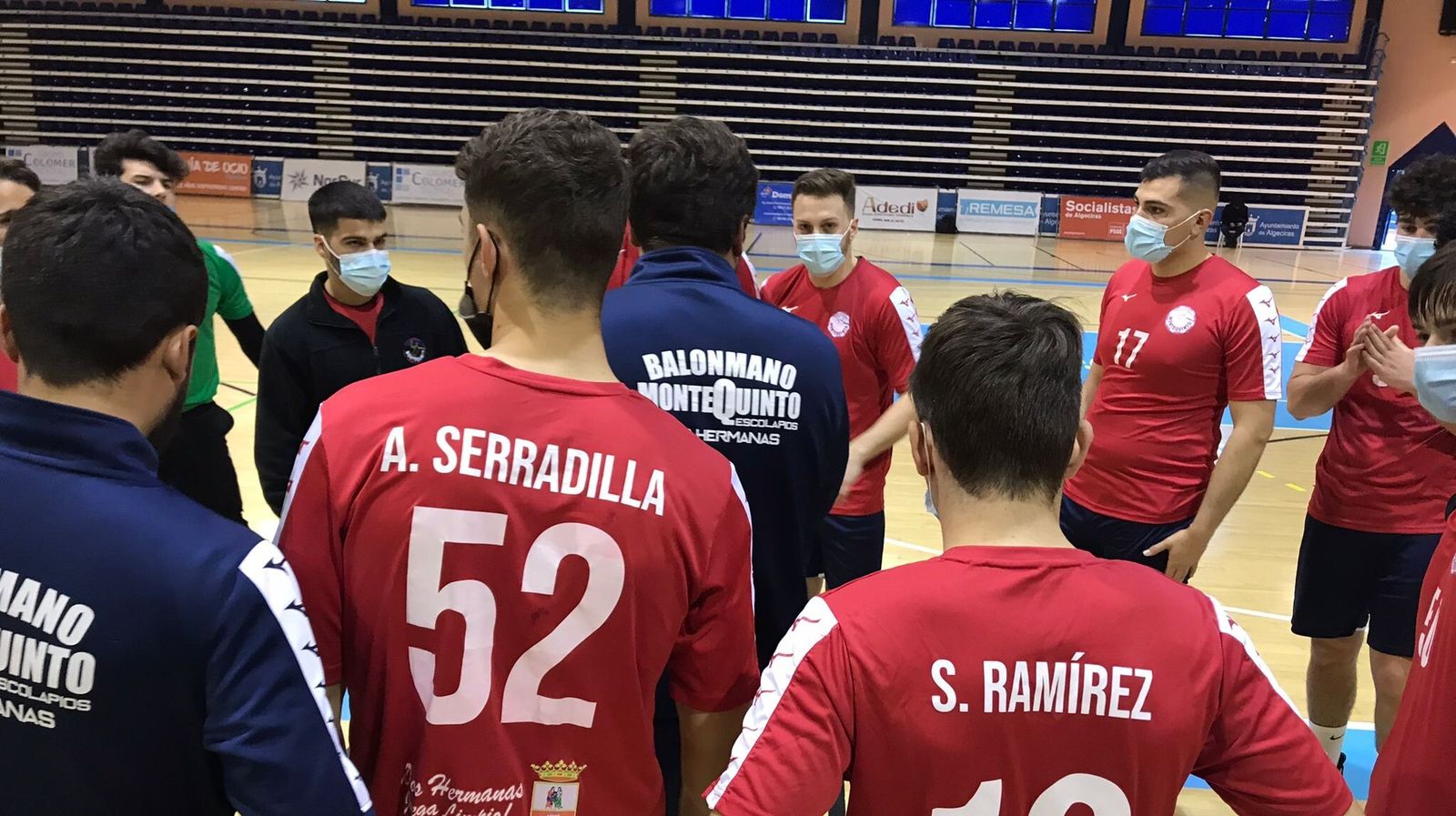 Una imagen de un tiempo muerto del BM Montequinto en Algeciras.