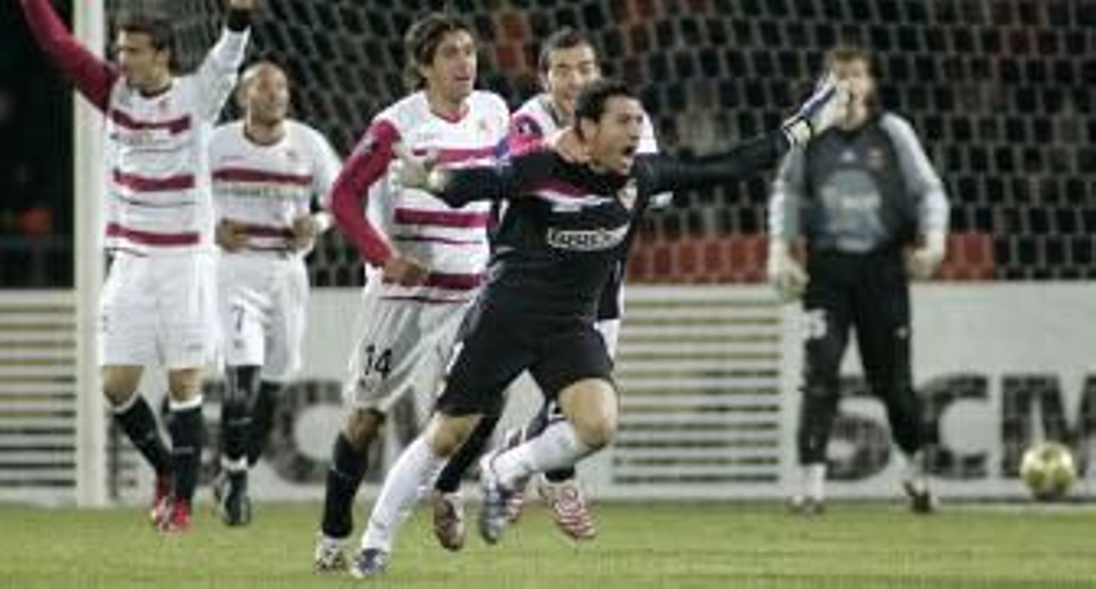 Palop corre para celebra su tanto.