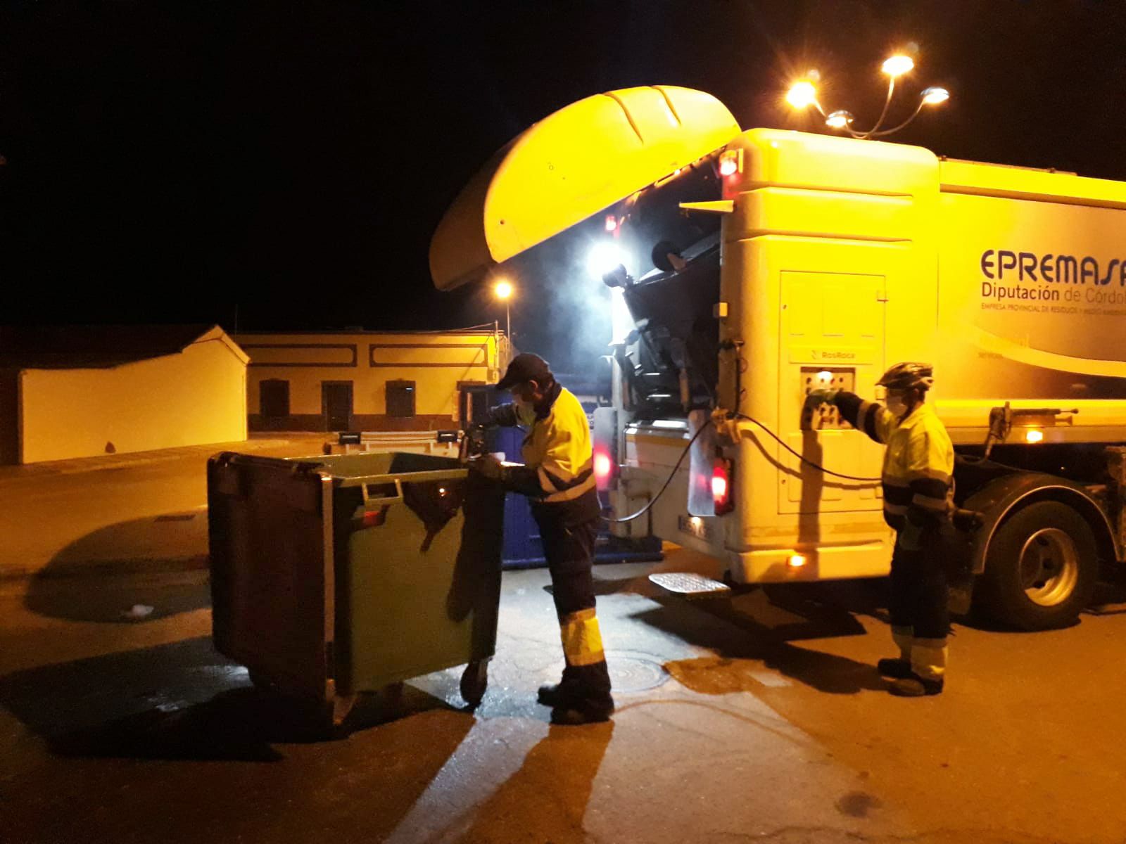 Un camión de Epremasa en plena recogida  de basuras.